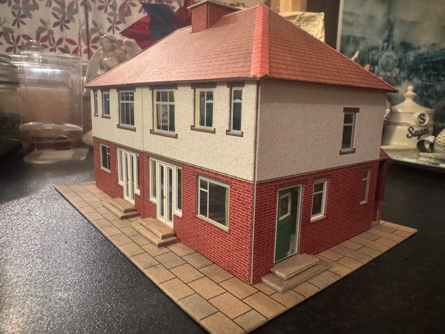Metcalfe PO266 (OO / 1:76) 1930s Suburban Semi and Garages. Pre Made 