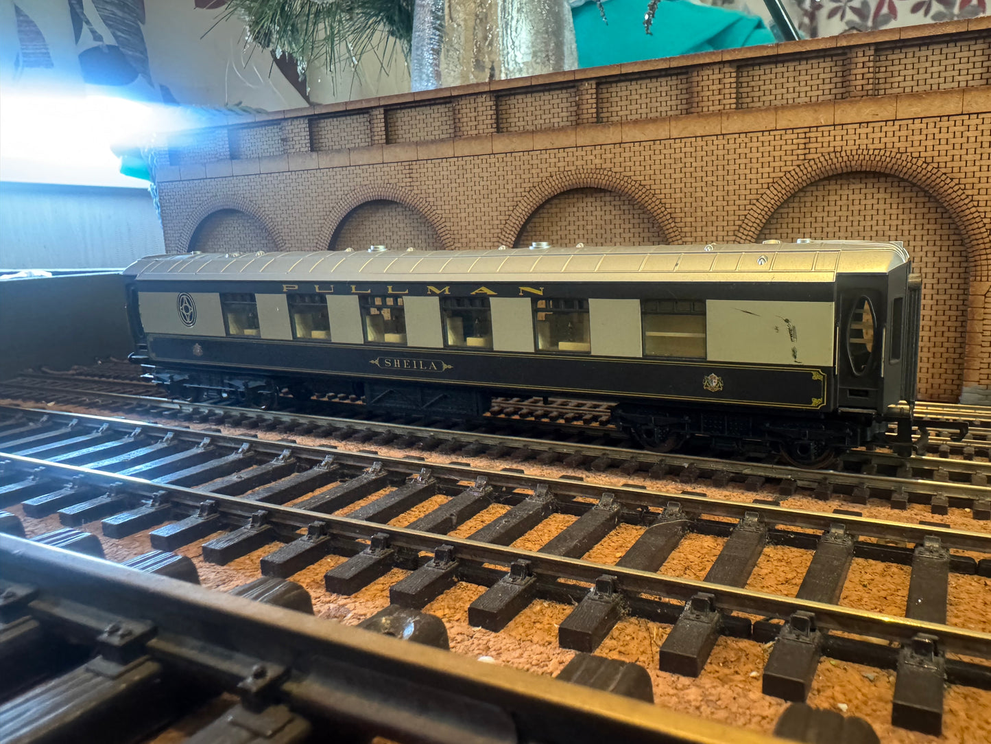 Hornby R1097 (OO) Pullman Car Company Type K, First Class Parlour Car “Sheila” in PCC Livery 