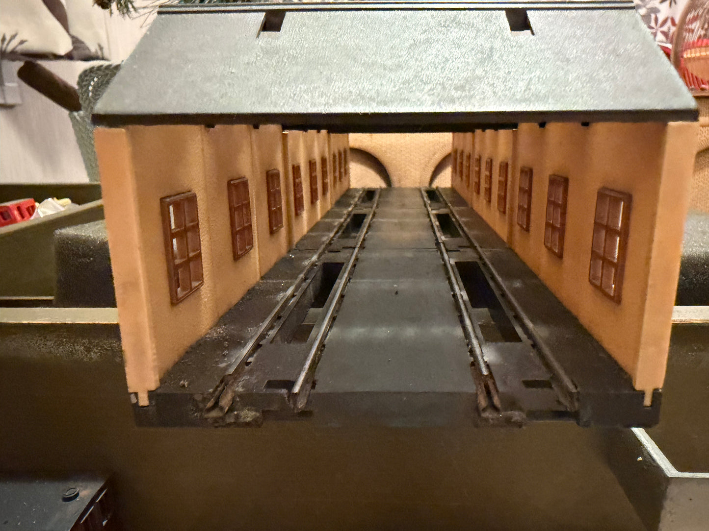 Tri-ang T.28 (TT) x3 Type A Twin Road Loco shed with six inspection pits. 