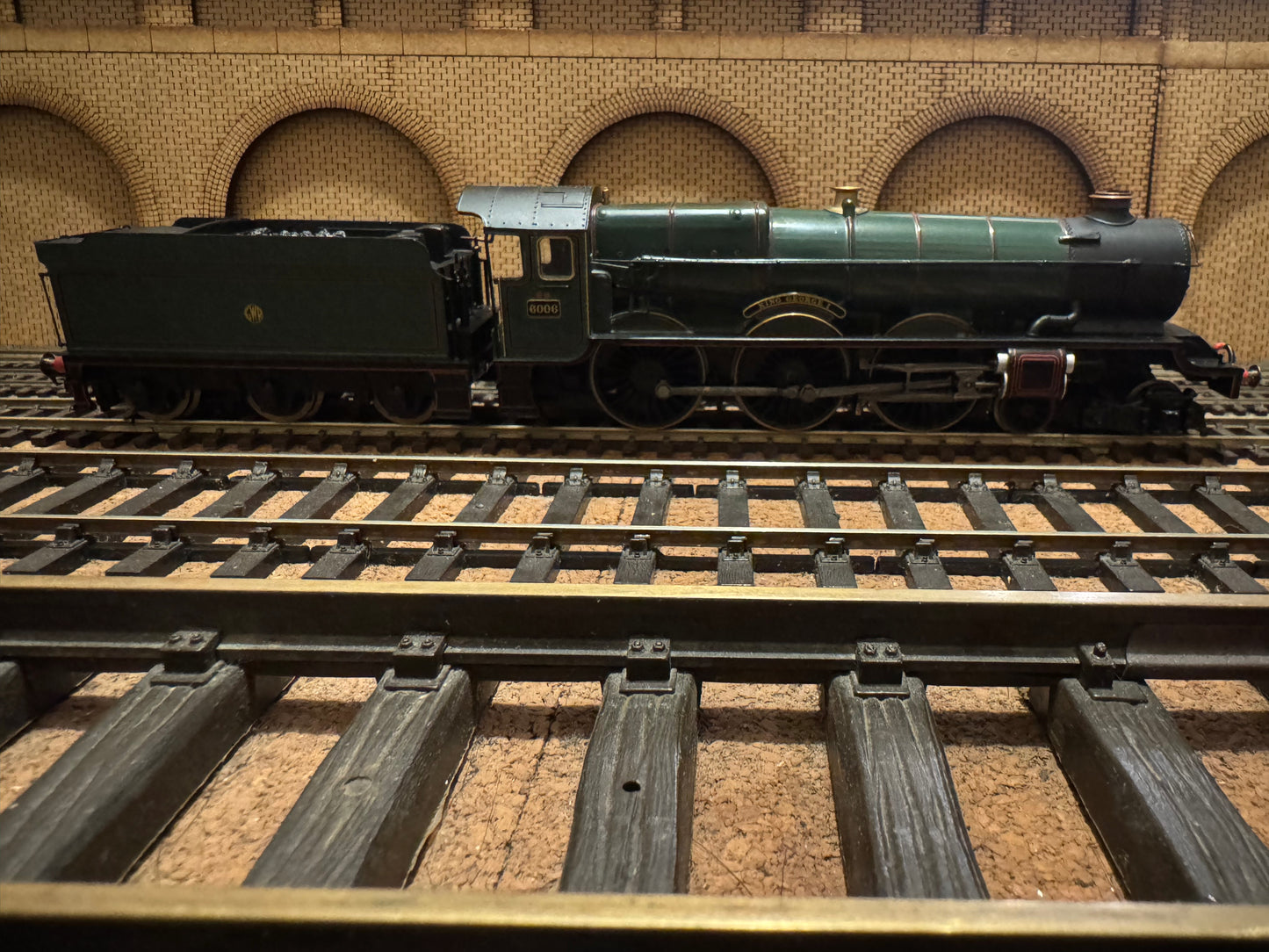 Hornby R2544 (OO) Great Western Railway 60xx ‘King Class’ No.6006 “King George I” in GWR Pre-war Shirt Button Livery. DCC Ready 