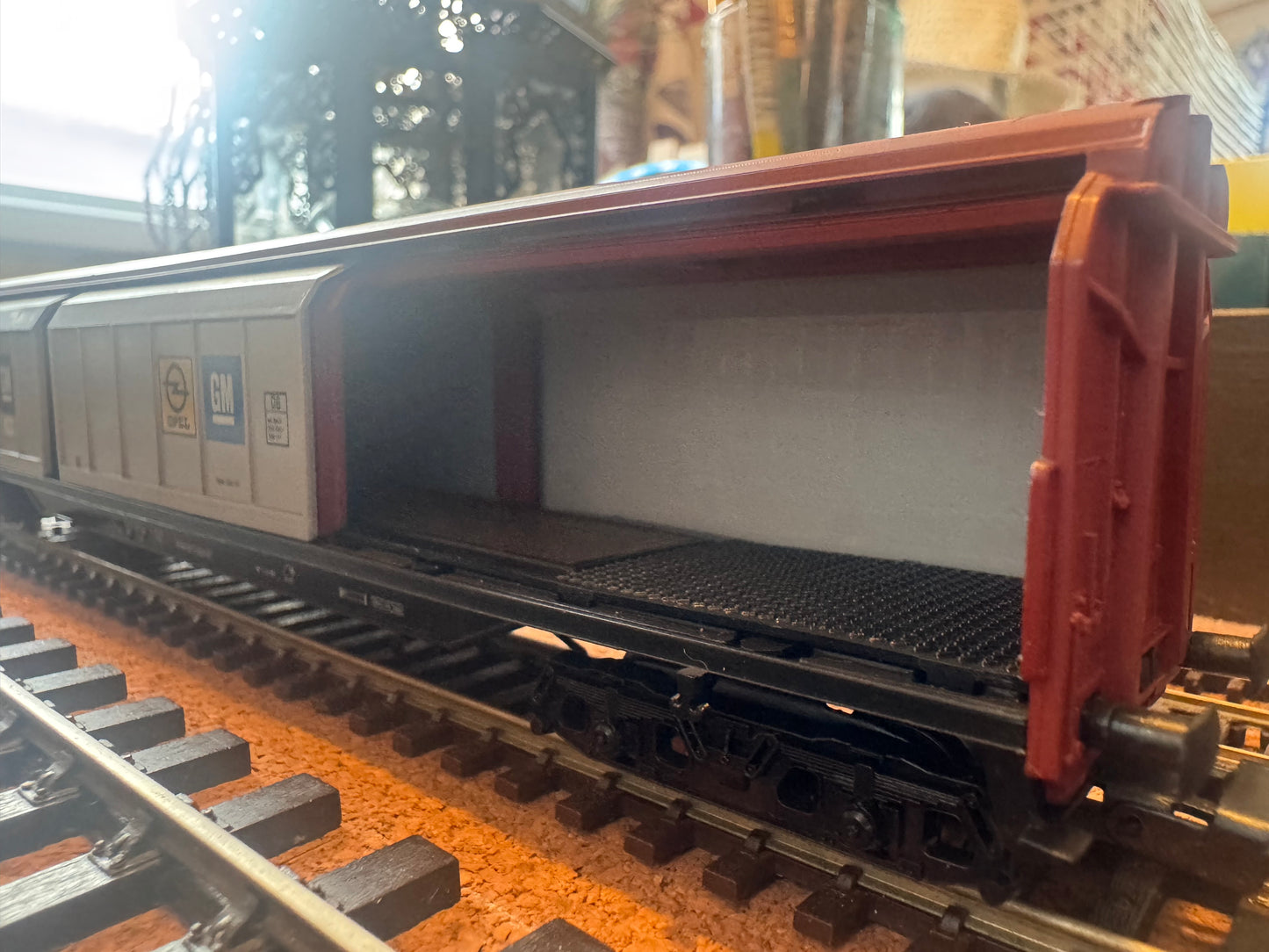 Electrotren 5511 (HO) Deutsche Bahn Sliding Door Van No.027 2 833 in Opel / General Motors livery.