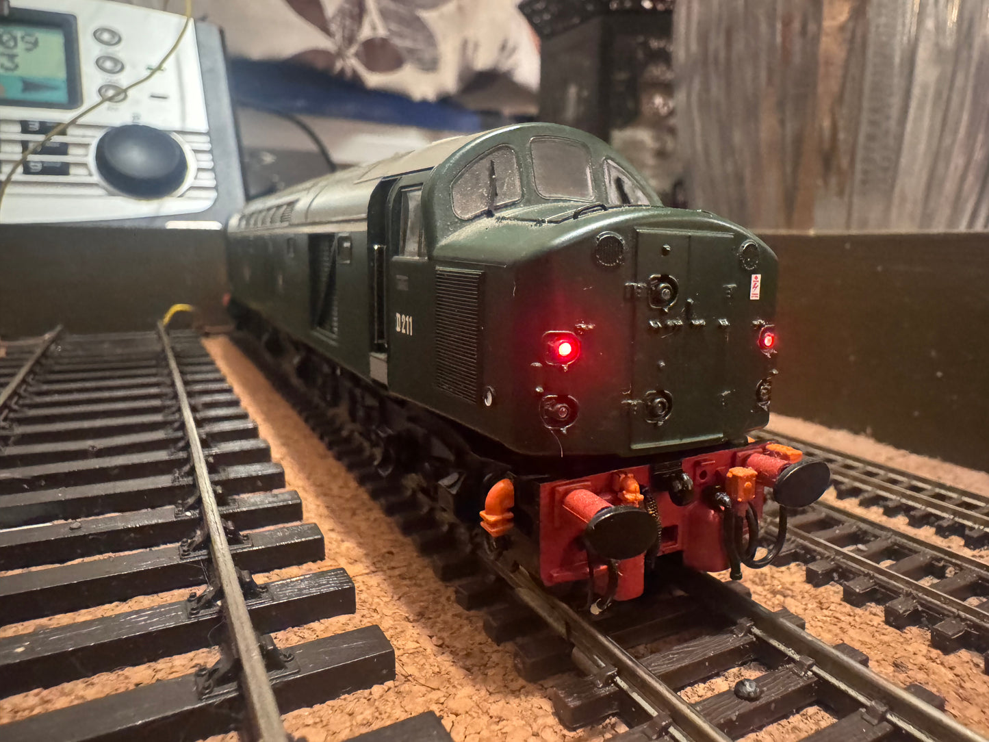 Bachmann 32-480DS (OO) British Railway, English Electric Type 4, [Class 40] No.D211 “Mauretania” in BR Green. DCC Sound Fitted. 