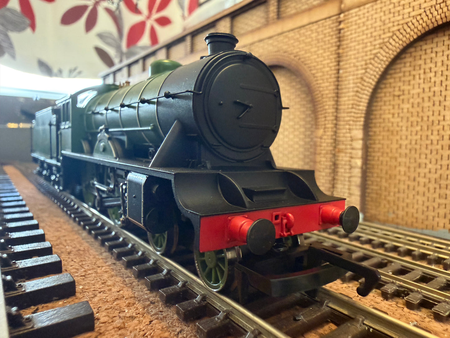 Hornby Railroad R3062 (OO) London North Eastern Railway D49 ‘Hunt Class’ No.222 “The Berkeley” in Pre War LNER Apple Green. DCC Ready 