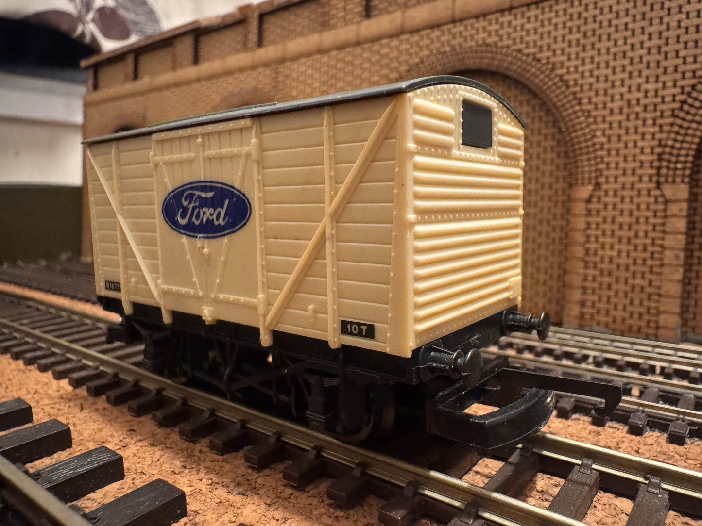 Lima (OO) Ex British Railways Vent Van. No.B16771 in Ford Motor Company Livery