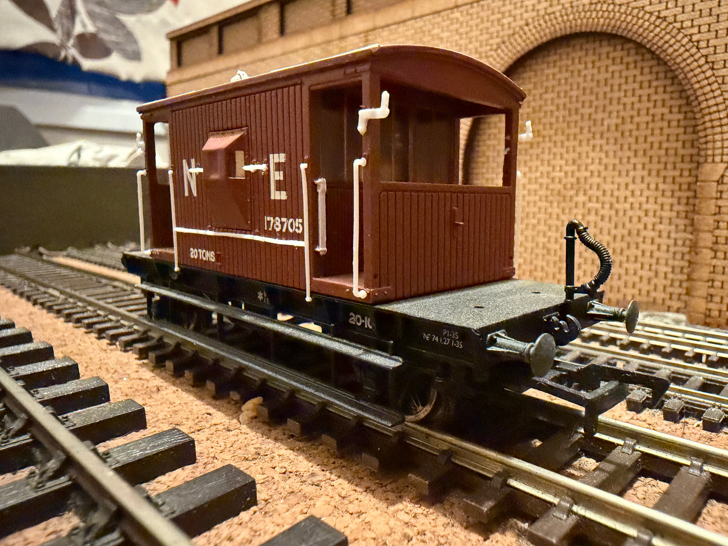 Bachmann 37-529 (OO) London North Eastern Railway, 20T Vacuums Fitted Brake Van No.178705 in LNER Red Oxide