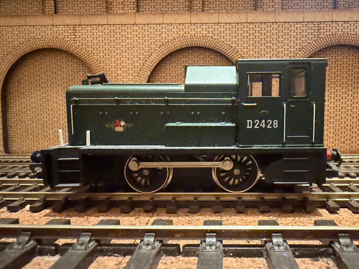 Hornby R875 (OO) British Railways, Barclay 204HP Diesel Mechanical Shunter [Class 06] D2428 in all over BR Green