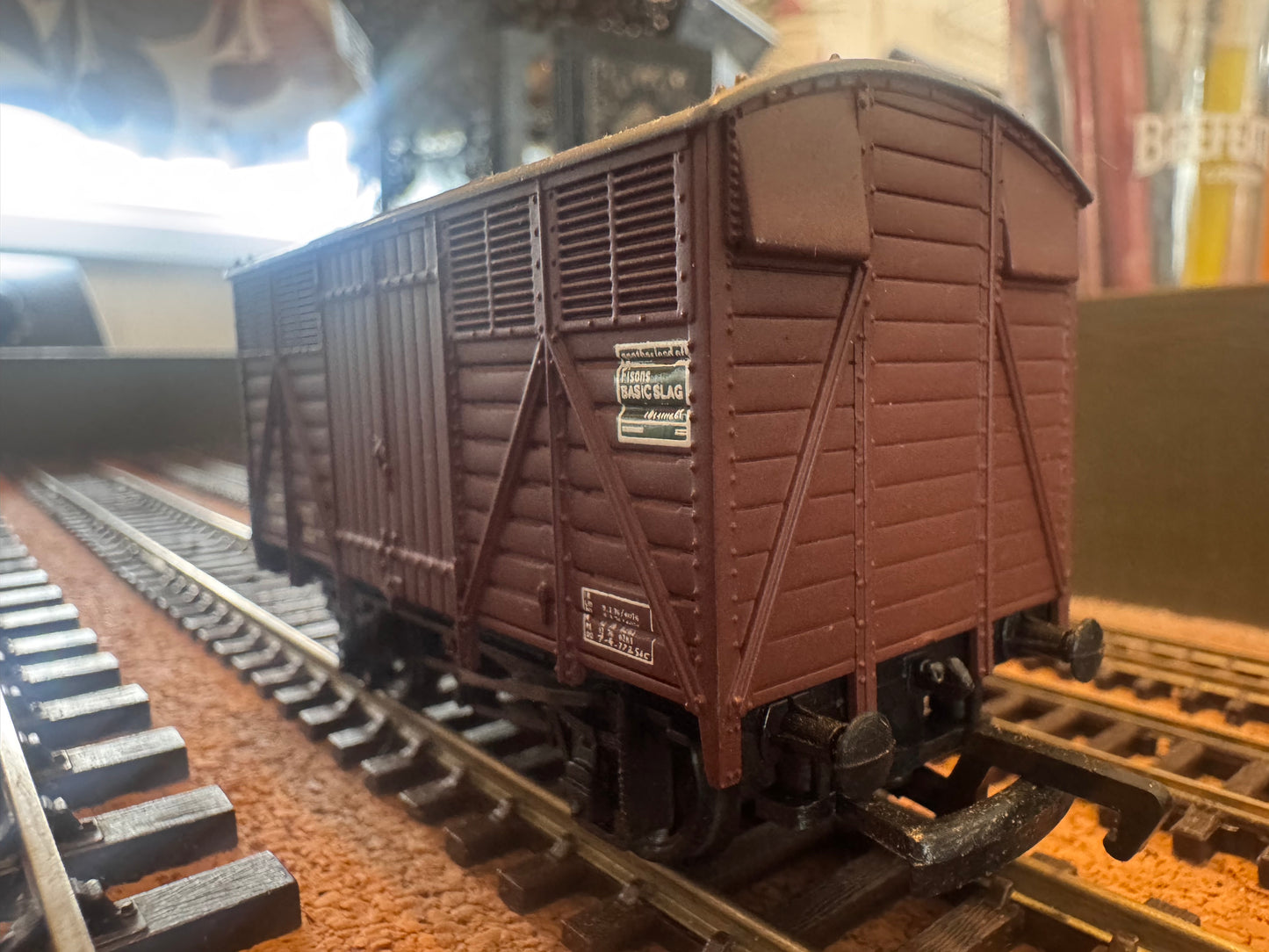 Bachmann 32-201 (OO) British Railways Western Region, Ventilated Fruit Van W.134195 in BR Bauxite.