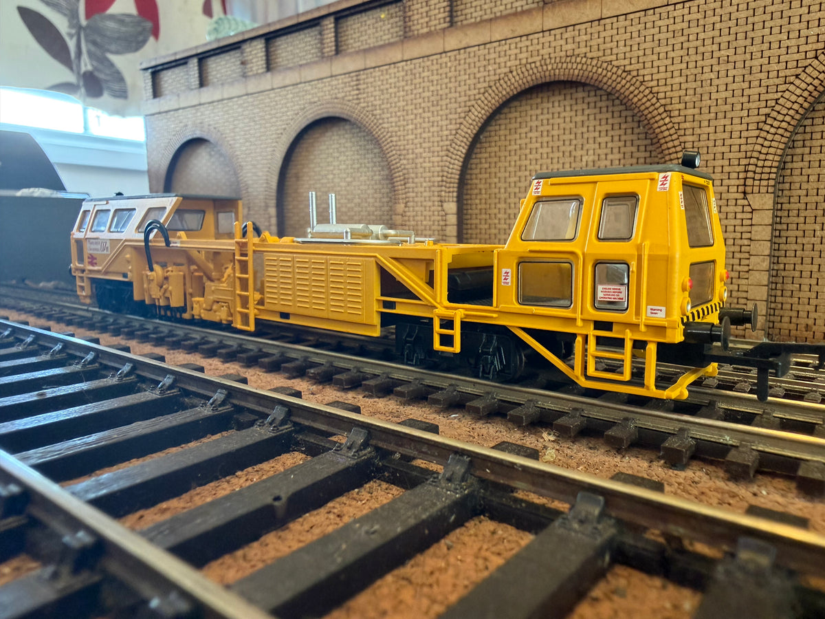 Bachmann 36-160 (OO) British Rail, Plasser Track Tamper Machine No.DX72307 (Non Motorised) in BR departmental yellow. 