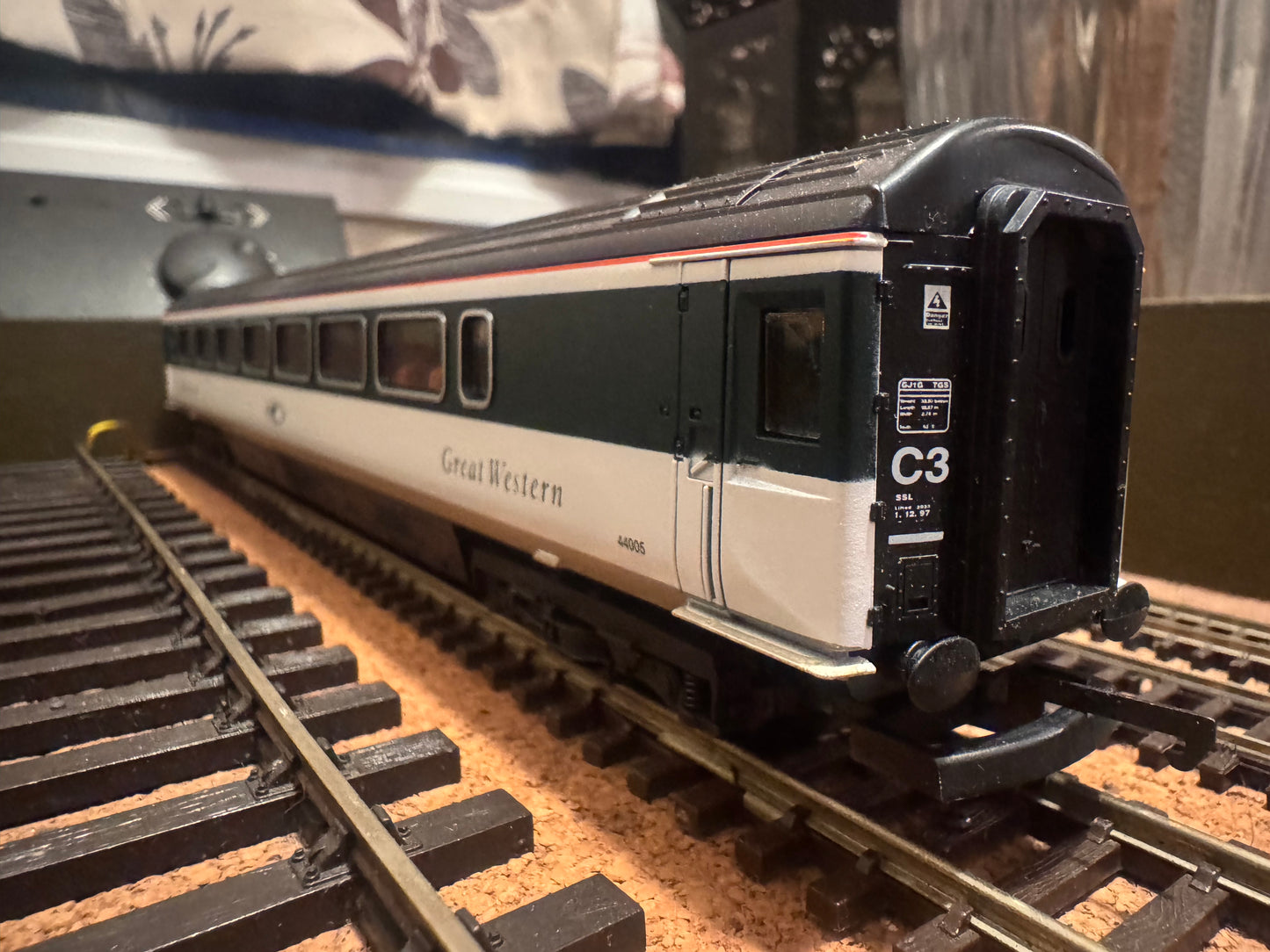 Lima (OO) Ex British Rail MK3s in Great Western ‘Merlin’ livery. Full Coaching Rake Bundle 