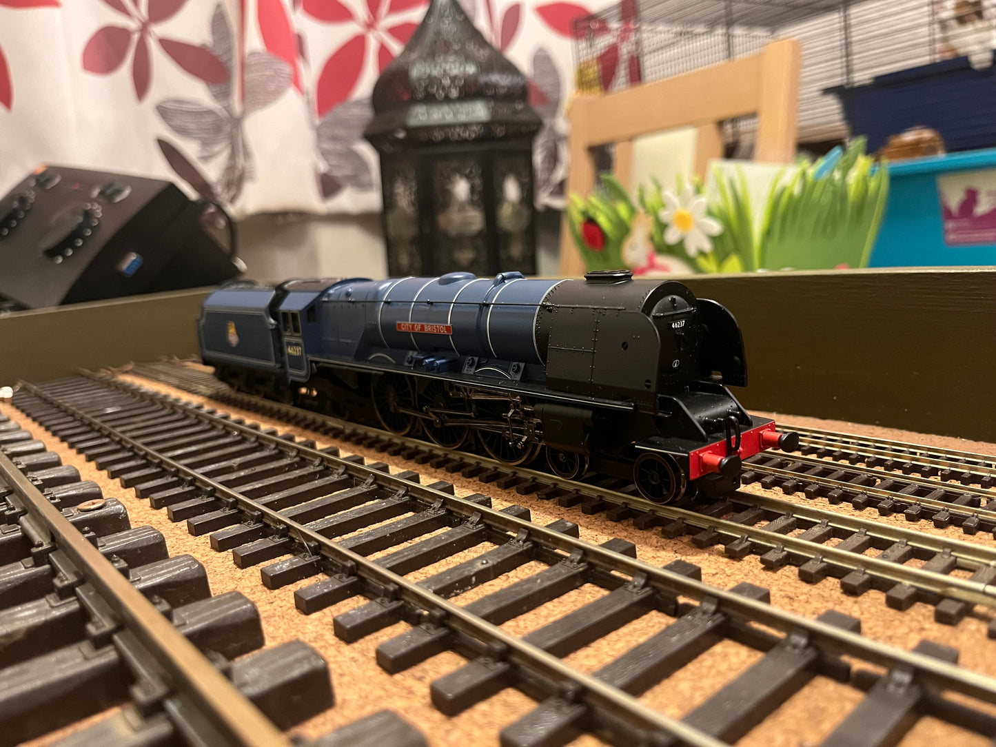 Hornby (OO) Ex LMS 8P ‘Princess Coronation’ No.46237 “City Of Bristol” in British Railways Express Blue (Shed Code 1B Camden Depot) DCC Ready