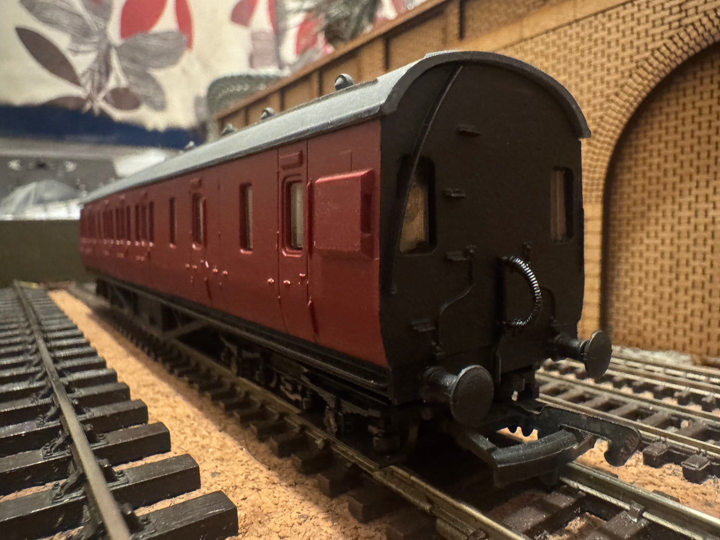 Dapol 4P-010-014 (OO) Ex LMS 57ft Stanier Suburban Non Corridor Brake, M20540 in British Railways Unlined Carmine