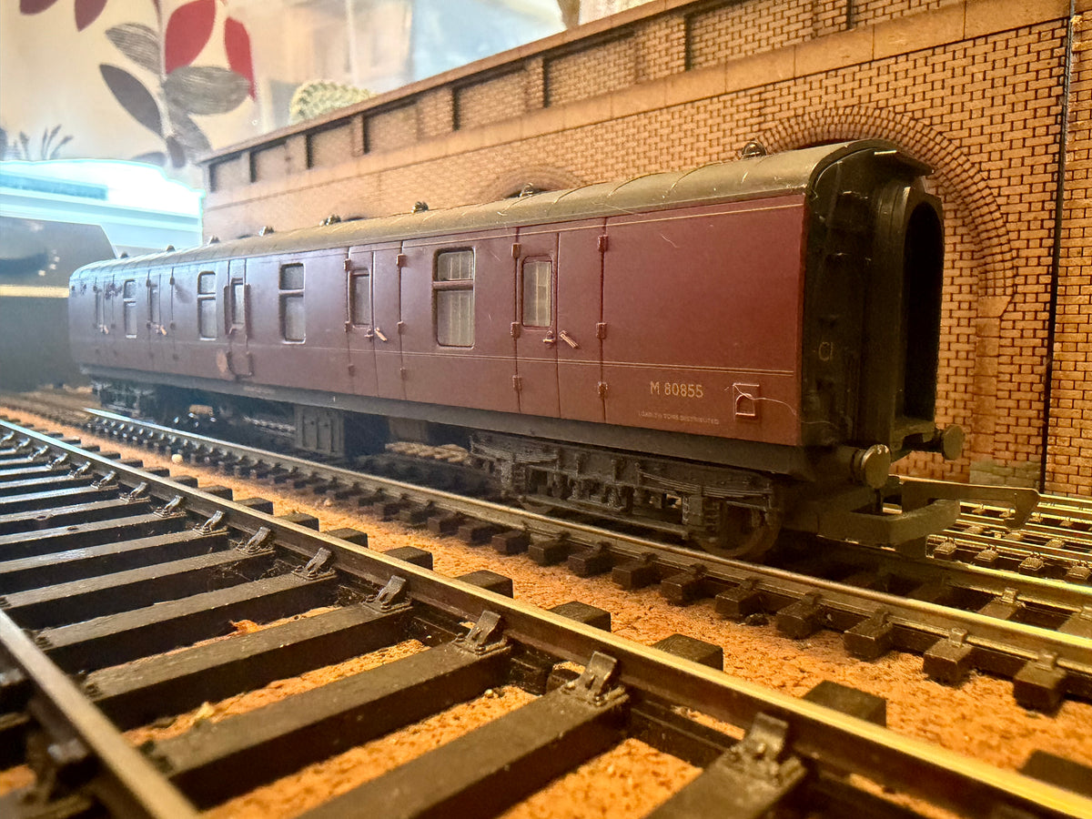 Hornby R4204A (OO) British Railways MK1 Brake Gangwayed Full Brake M80855 In Weathered BR Lined Maroon 