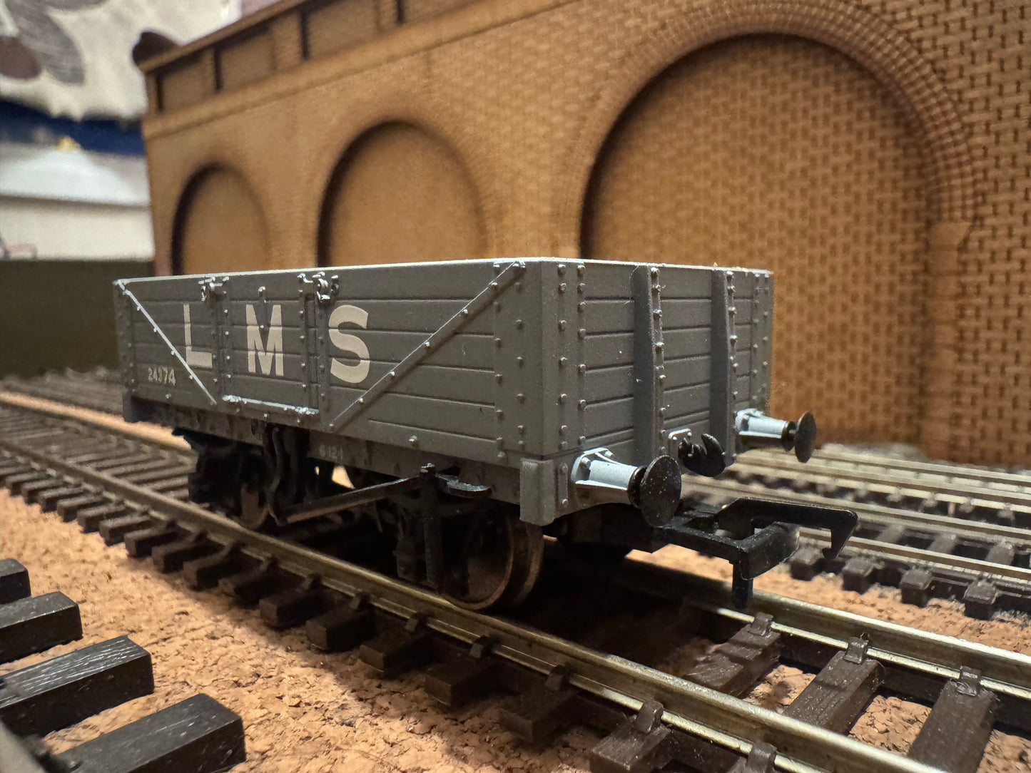 Bachmann 37-070 (OO) London Midland Scottish Five Plank Wagon No.24374 in LMS Grey 