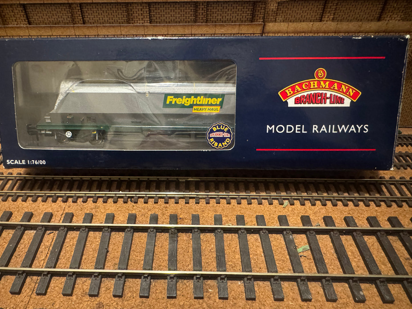 Bachmann 38-031 (OO) Freightliner 100T HHA Bogie Hopper with hinged end doors No.370001 in Freightliner Heavy Haul Livery with. 