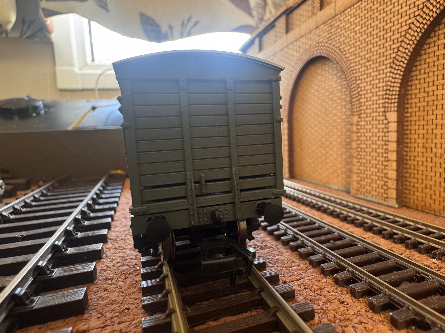 Bachmann 37-707 (OO) London North Eastern Railway 12T Cattle Wagon No.626800 in NE Grey. 