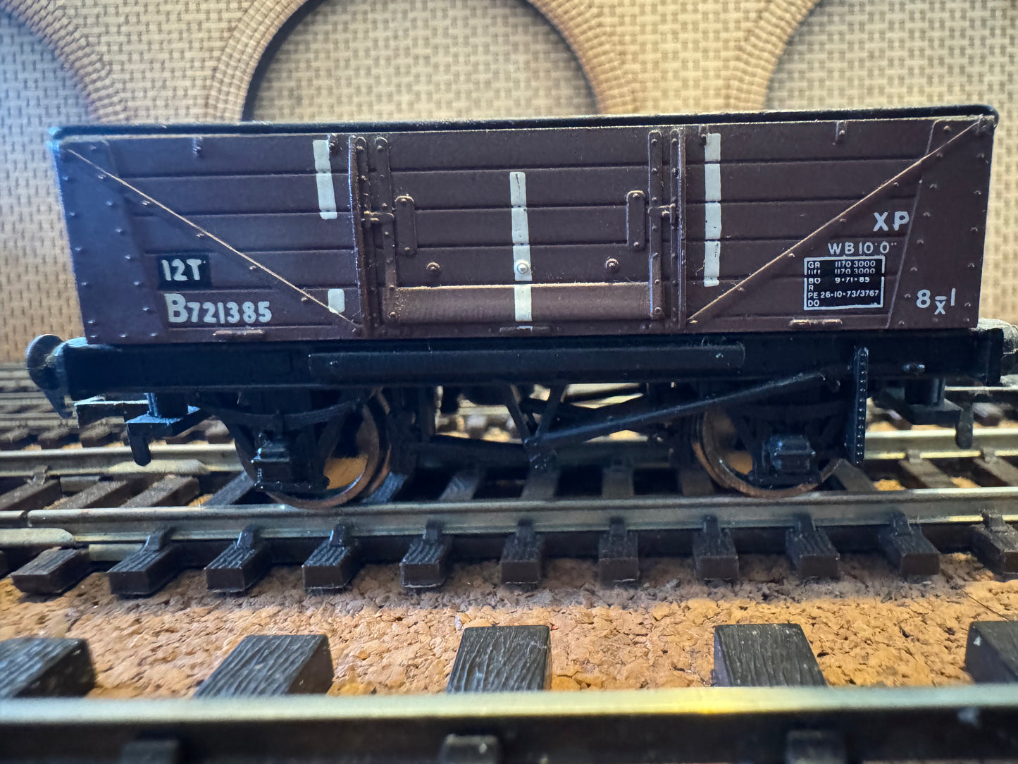 Bachmann 33-226 (OO) British Railways, 12T Hybar Shock Absorbing Wagon B721385 with Load in BR Brown Livery 