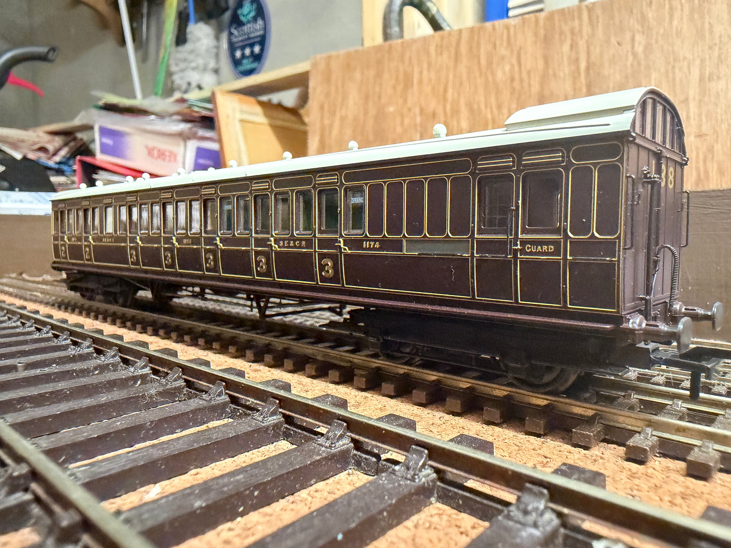 Bachmann 39-600 (OO) South Eastern & Chatham Railway 60ft ‘Birdcage’ Brake Composite Lavatory No.1174 (Set 138) SE&CR ‘Dark Lake’ Livery.