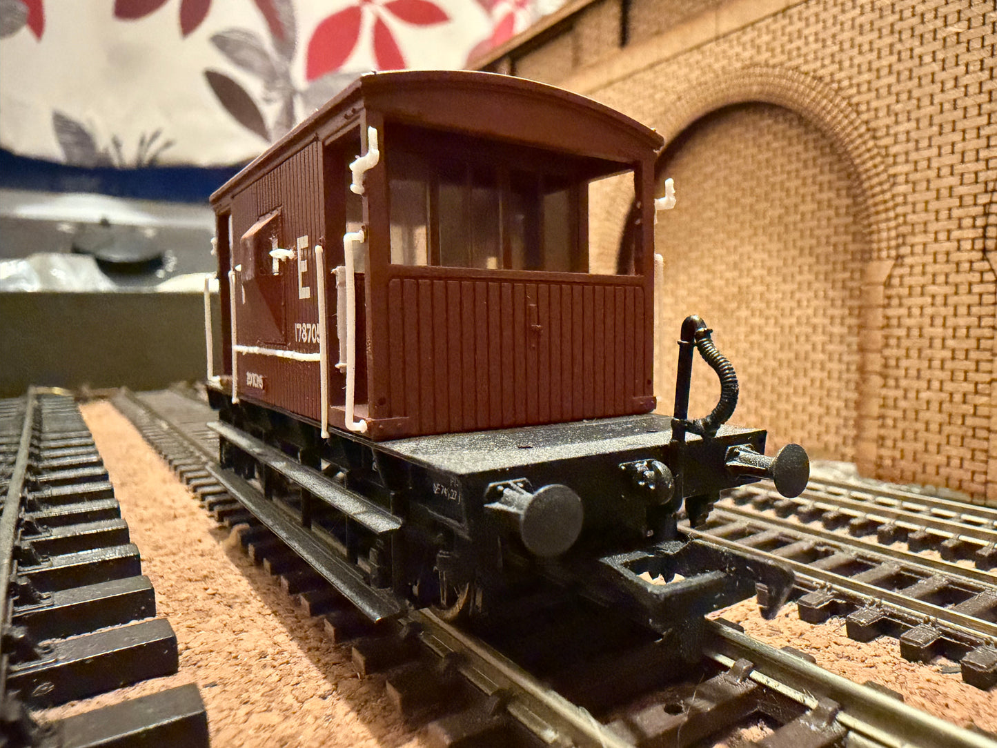 Bachmann 37-529 (OO) London North Eastern Railway, 20T Vacuums Fitted Brake Van No.178705 in LNER Red Oxide