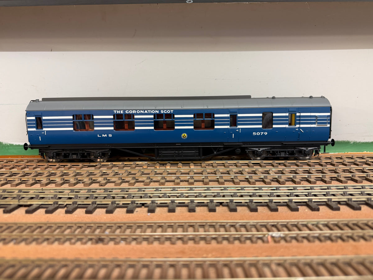 MTH 22-60058 (O Gauge) London Midland & Scottish Railway, ‘Stanier’ Corridor Brake First No.5079 in LMS Coronation Scot Livery 
