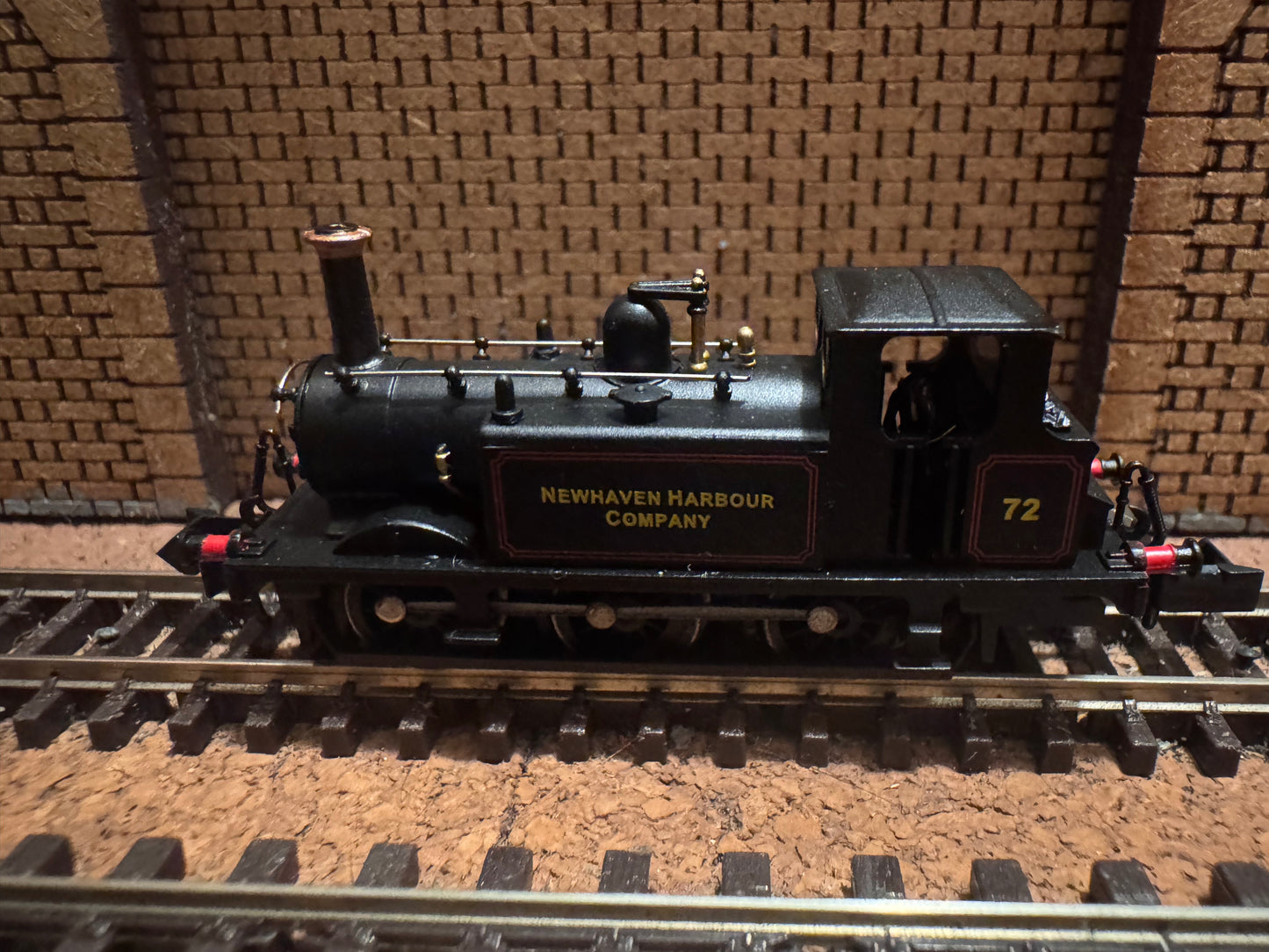 Dapol 2S-012-016 (N Gauge) Ex LBSCR A1X ‘Terrier’ No.72 [Fenchurch] in Newhaven Harbour Company Lined Black 