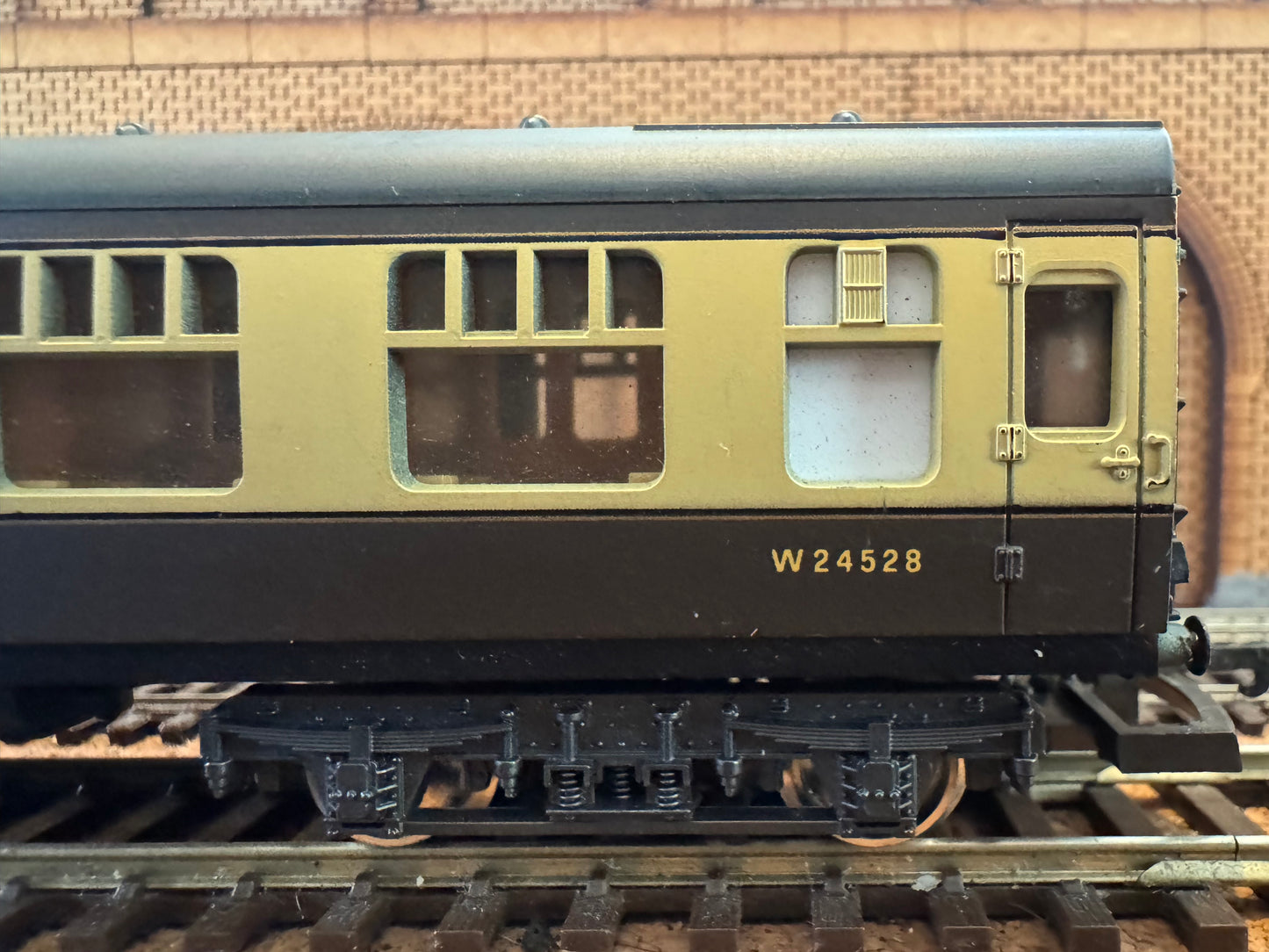Lima L305333 (OO) British Railways MK1 Brake Second Corridor No.W24528 in BR Western Region Chocolate & Cream 