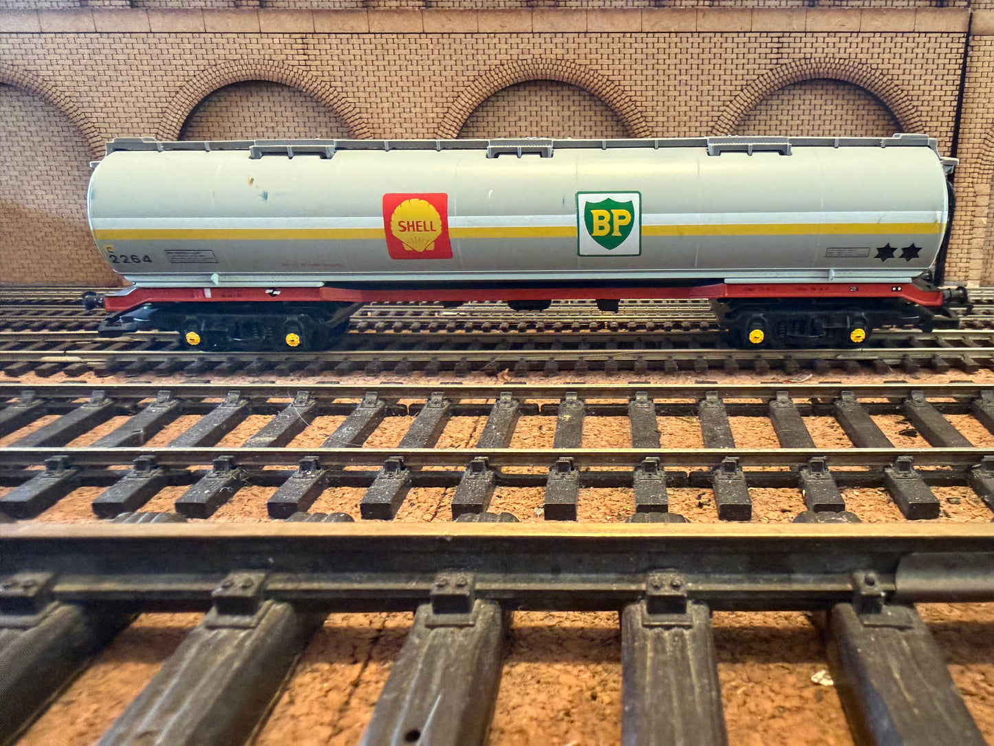 Hornby R669 (OO) British Rail 100T TEA Tank Wagon No.2264 in British Petroleum / Shell livery 