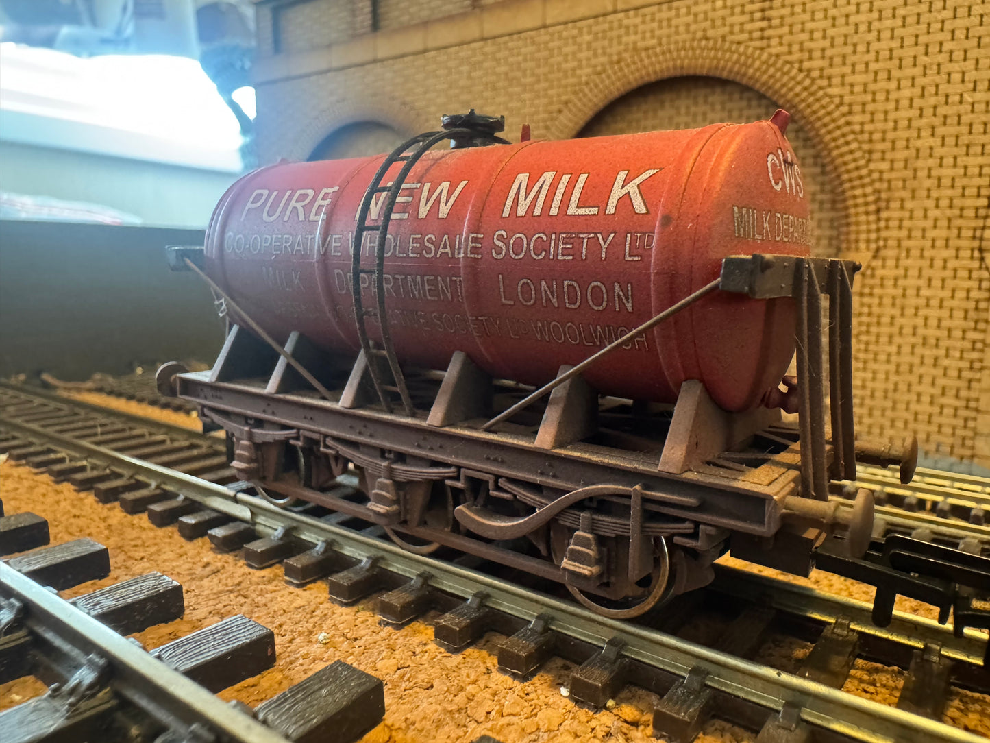 Dapol 4F-031-037 (OO) Co-operative Wholesale Society, weathered ‘Pure New Milk’ Glass Lined Six Wheel Wagon Twin Set (Royal Arsenal Co-op) 