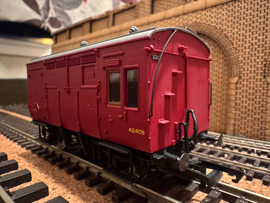 Hornby R6678A (OO) London Midland & Scottish Railway, Horse and Groom Box, No.42409 in LMS Crimson 