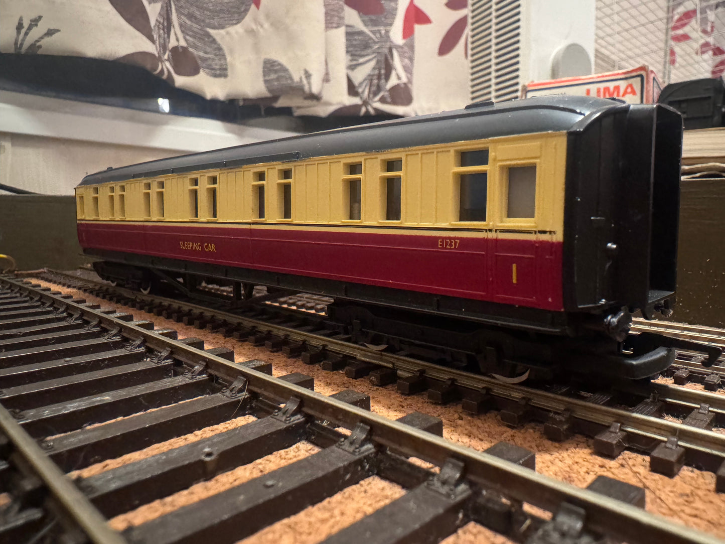 Hornby R419A (OO) Ex LNER ‘Gresley’ First Class Sleeping Car No.E1237 in British Railways Blood & Custard Livery 