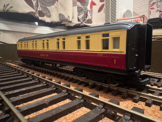 Hornby R419A (OO) Ex LNER ‘Gresley’ First Class Sleeping Car No.E1237 in British Railways Blood & Custard Livery 