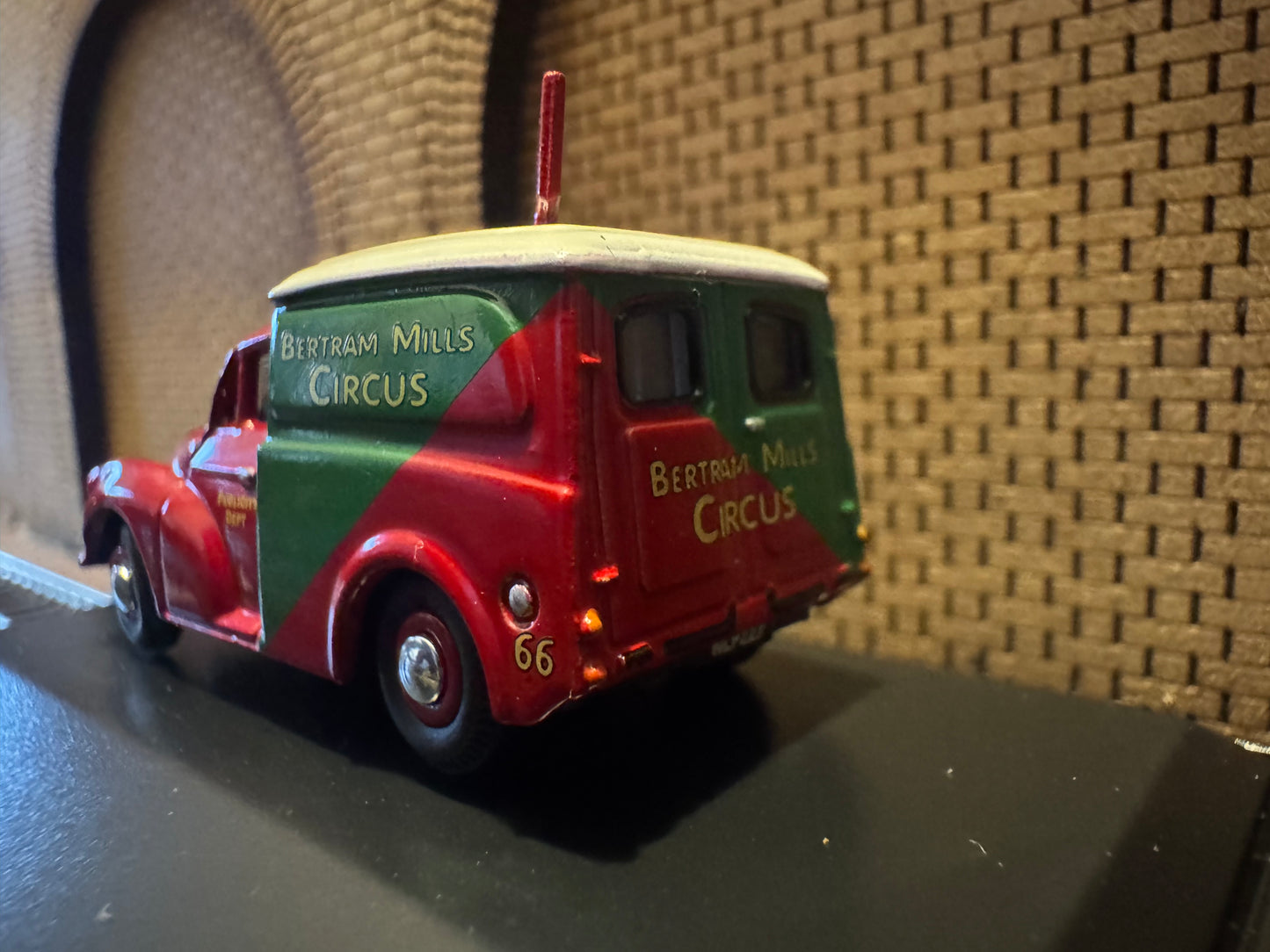 Oxford Diecast 76MM058 (OO / 1:76) Morris 1000 Van in Bertram Mills Cercus livery. 