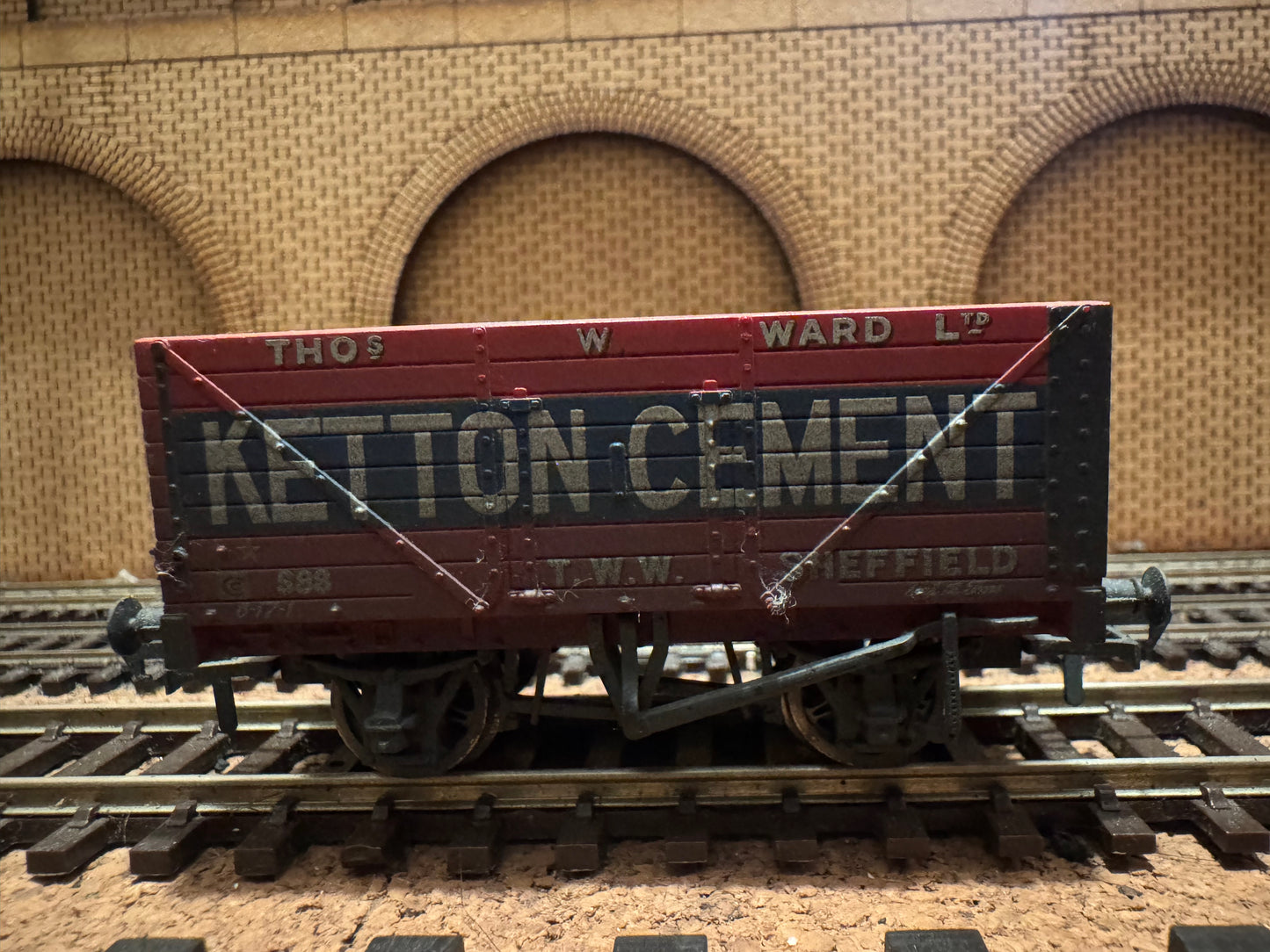 Bachmann 37-134A (OO) Heavily Weathered Ketton Cement Eight Plank Open Wagon No.588