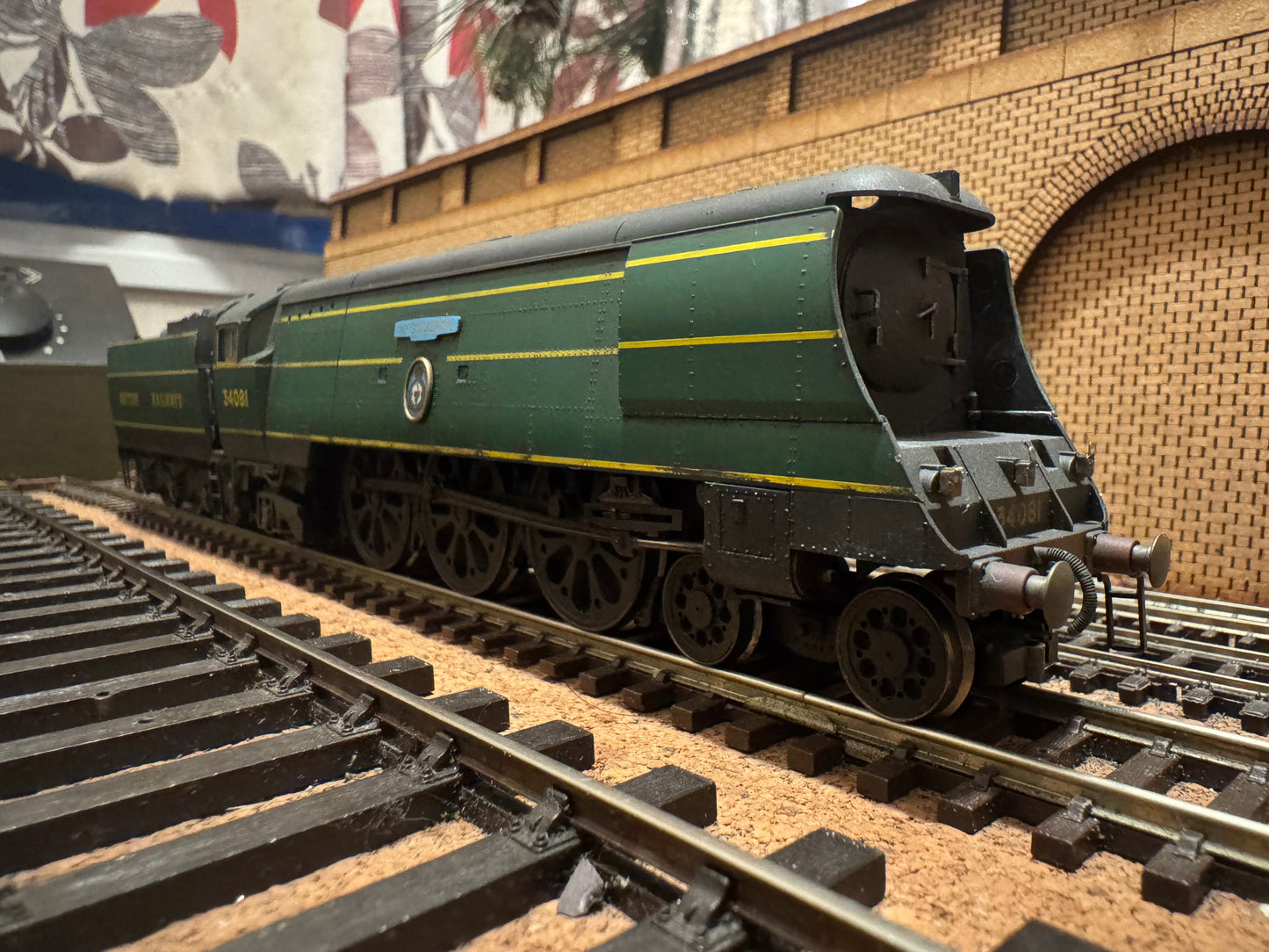 Hornby R2220 (OO) British Railways [SR] ‘Battle of Britain Class’ No.34081 “92 Squadron” In Weathered Southern Railway / BR Transitional Malachite Green. 