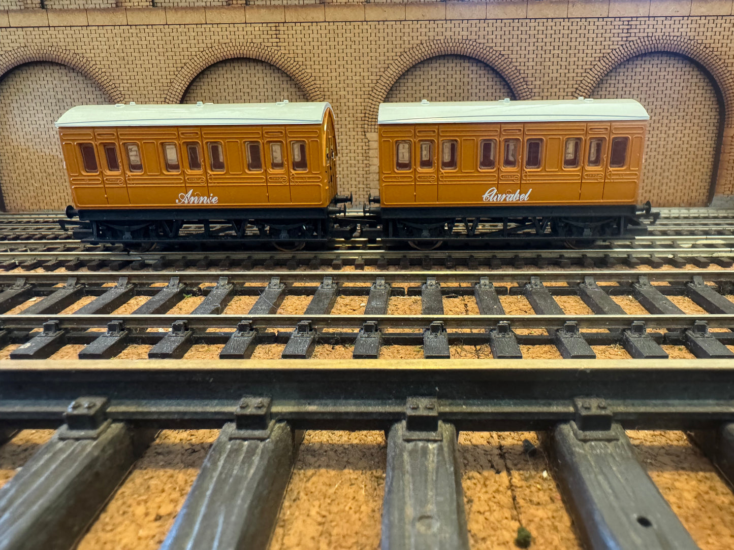 Hornby Thomas & Friends R9293 (OO) Annie and Clarabel