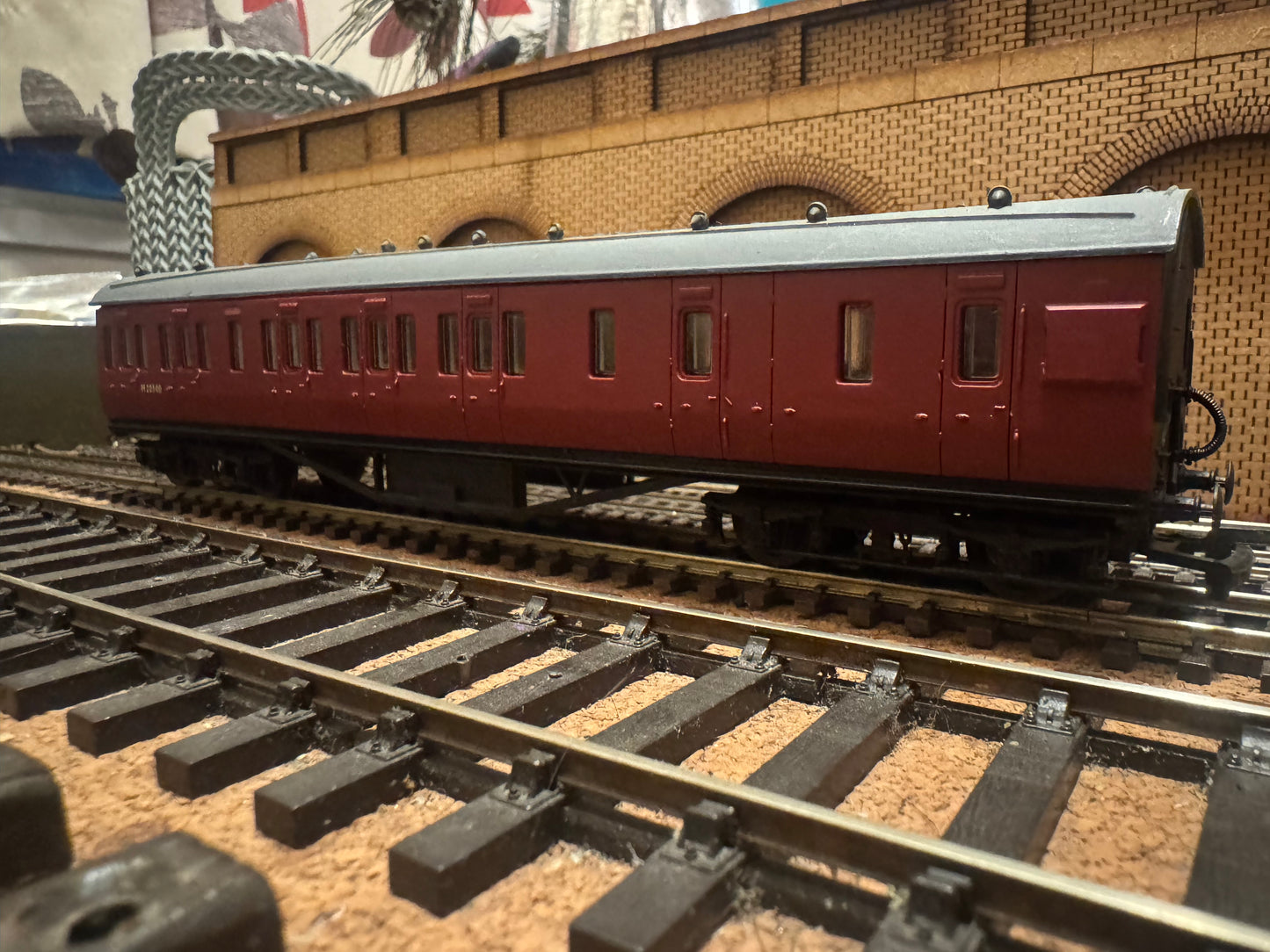 Dapol 4P-010-014 (OO) Ex LMS 57ft Stanier Suburban Non Corridor Brake, M20540 in British Railways Unlined Carmine