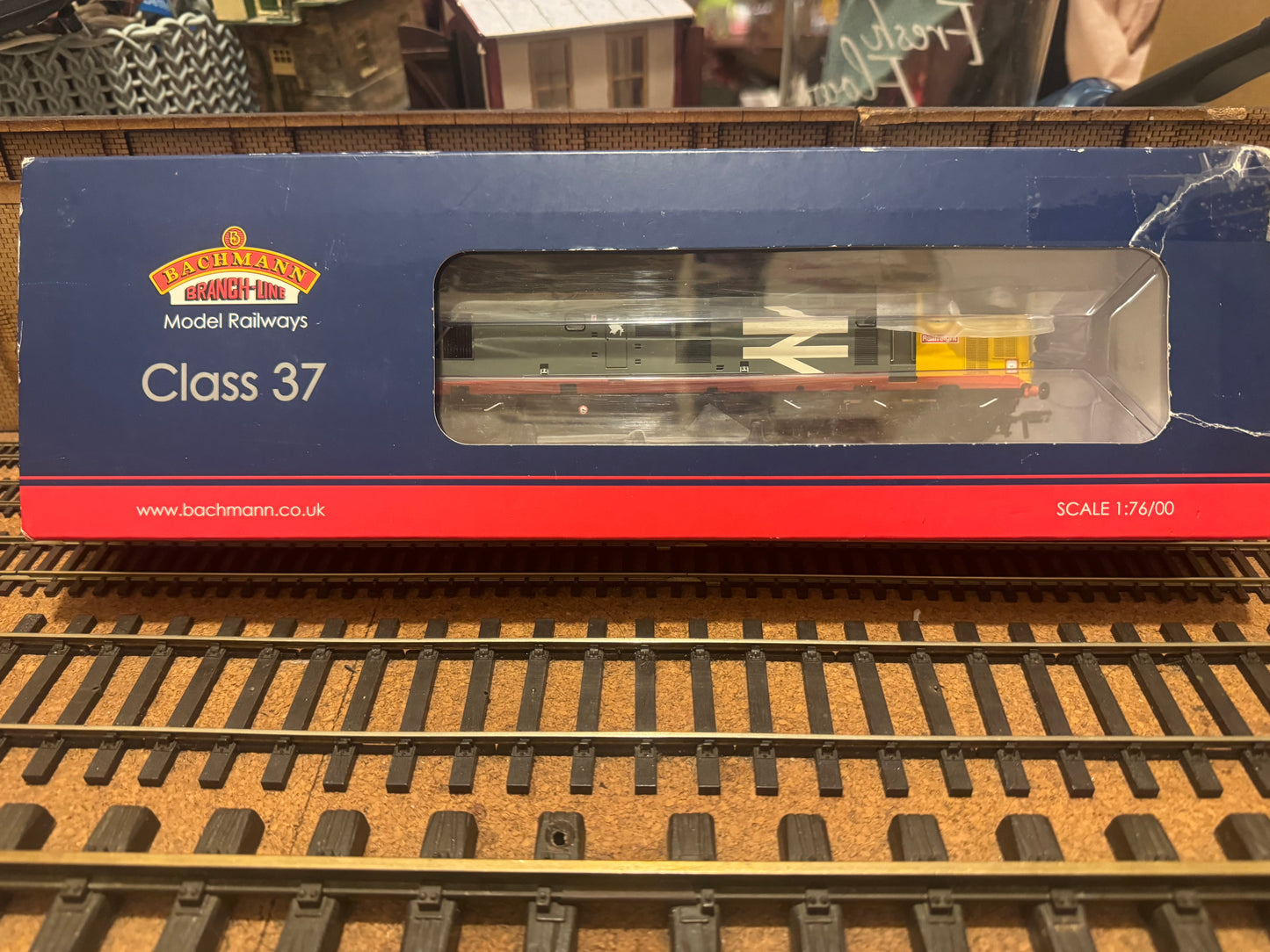 Bachmann 32-387 (OO) British Railways Class 37/5 No.37506 in British Rail, Railfreight Red Stripe Livery and Thornaby Depot Decal. DCC Ready 