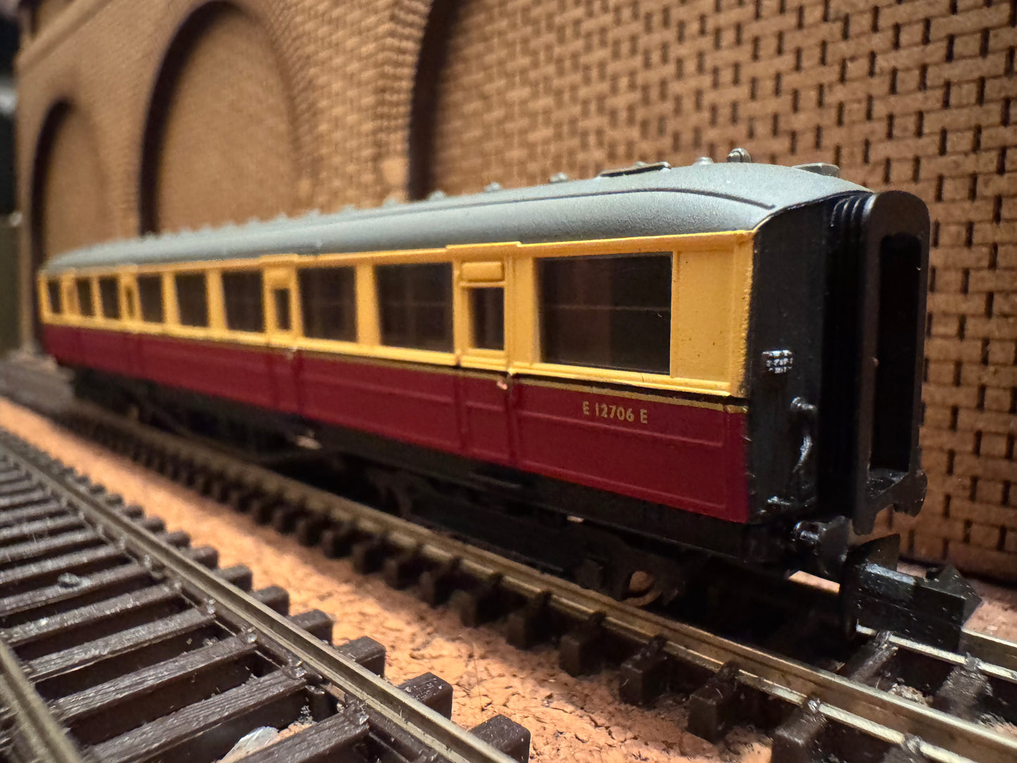 Dapol NC-60C (N Gauge) Ex LNER ‘Gresley’ Corridor Second No.E12706E in British Railways Blood and Custard Livery 