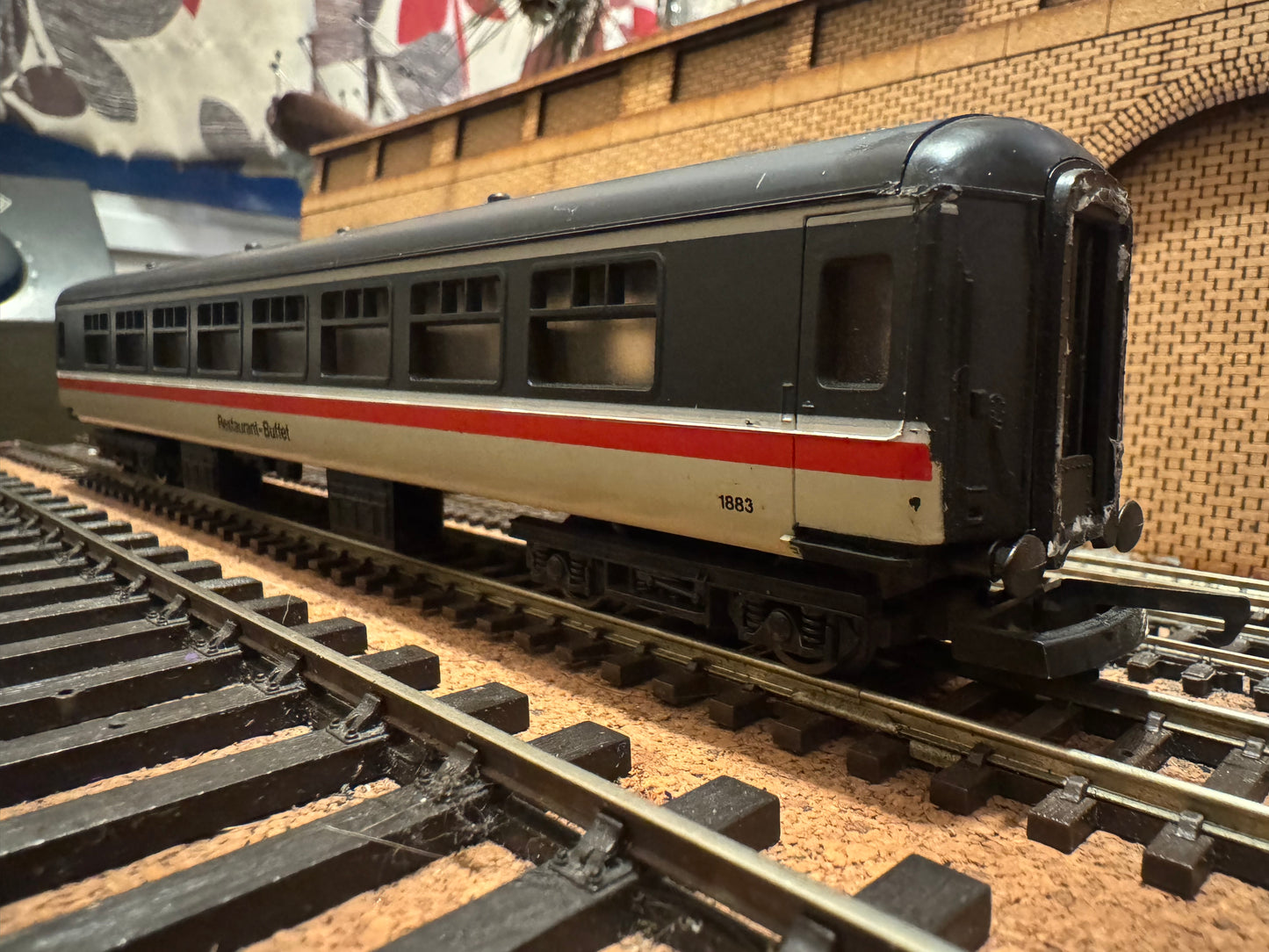 Lima L305327 (OO) British Railways MK2B Tourist Second Open Restaurant Car, No.1883 in Intercity Executive livery