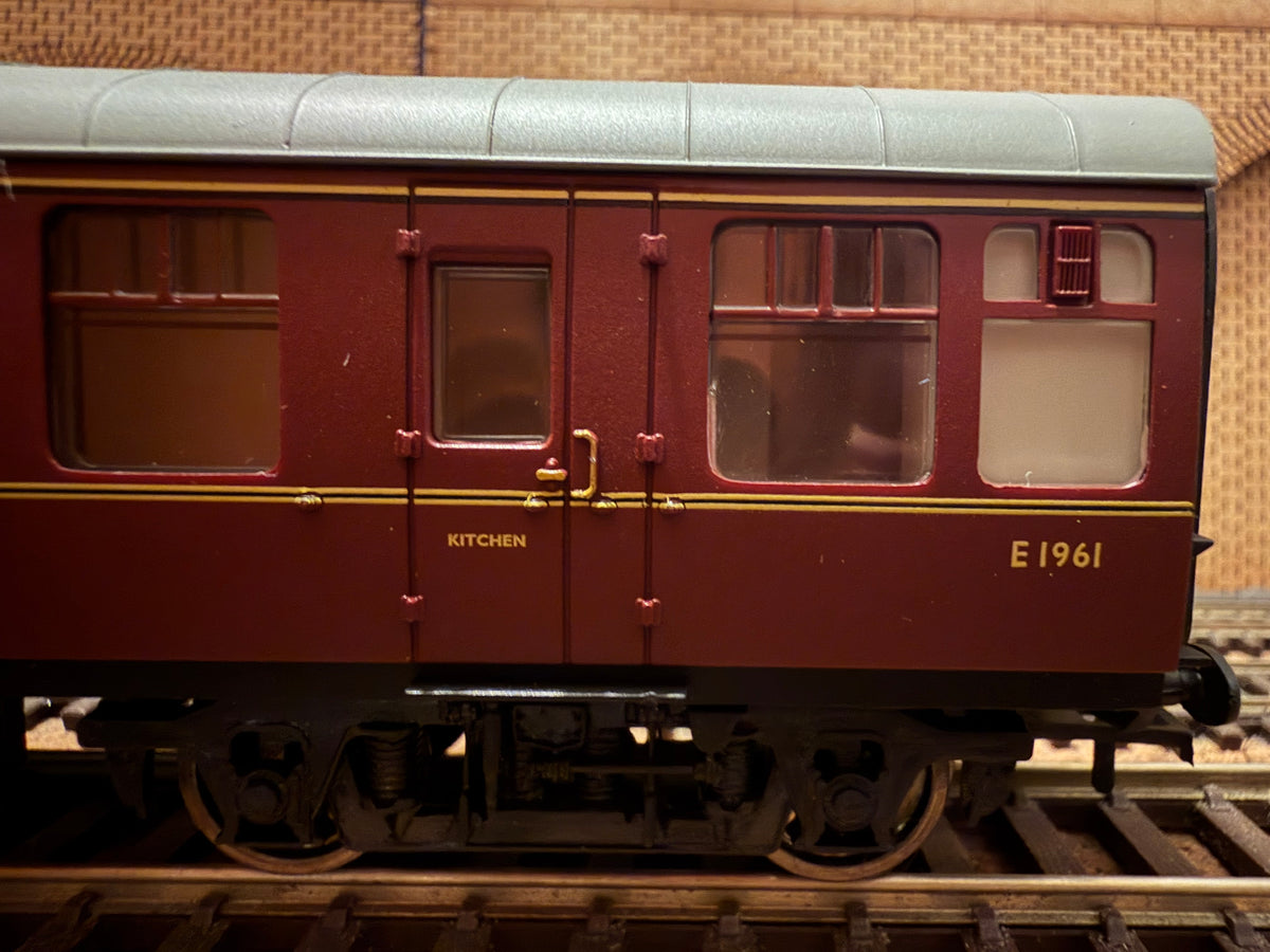 Bachmann 39-101A (OO) British Railways MK1 Restaurant Car No.E1961 in BR Maroon 