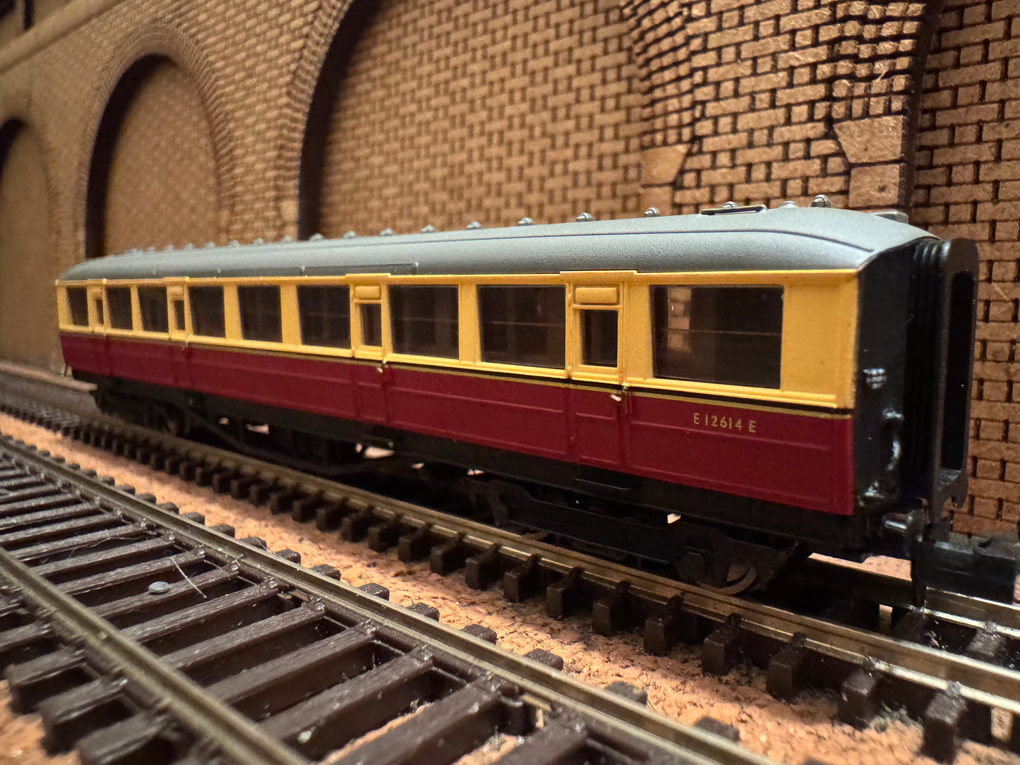 Dapol NC-60D (N Gauge) Ex LNER ‘Gresley’ Corridor Second No.E12614E in British Railways Blood and Custard Livery 