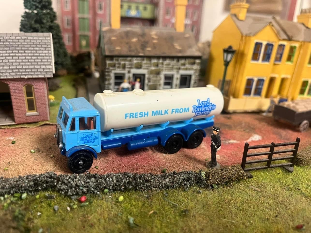 EFE Mammoth Milk Tanker in Lord Rayleigh’s Farm livery in 1:76 Scale
