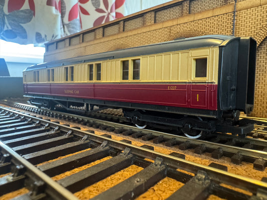 Hornby R419 (OO) Ex LNER ‘Gresley’ First Class Sleeping Car No.E1237 in British Railways Blood and Custard 