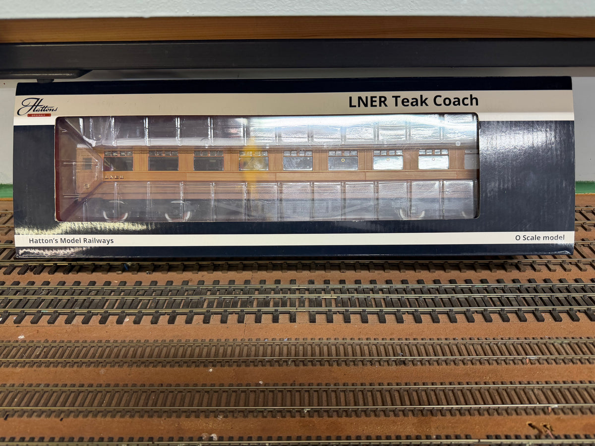 Hattons H7-TC186-001 (O Gauge) London North Eastern Railway ‘Gresley’ Diagram 186 Open Third in LNER Varnished Teak (Unnumbered) 