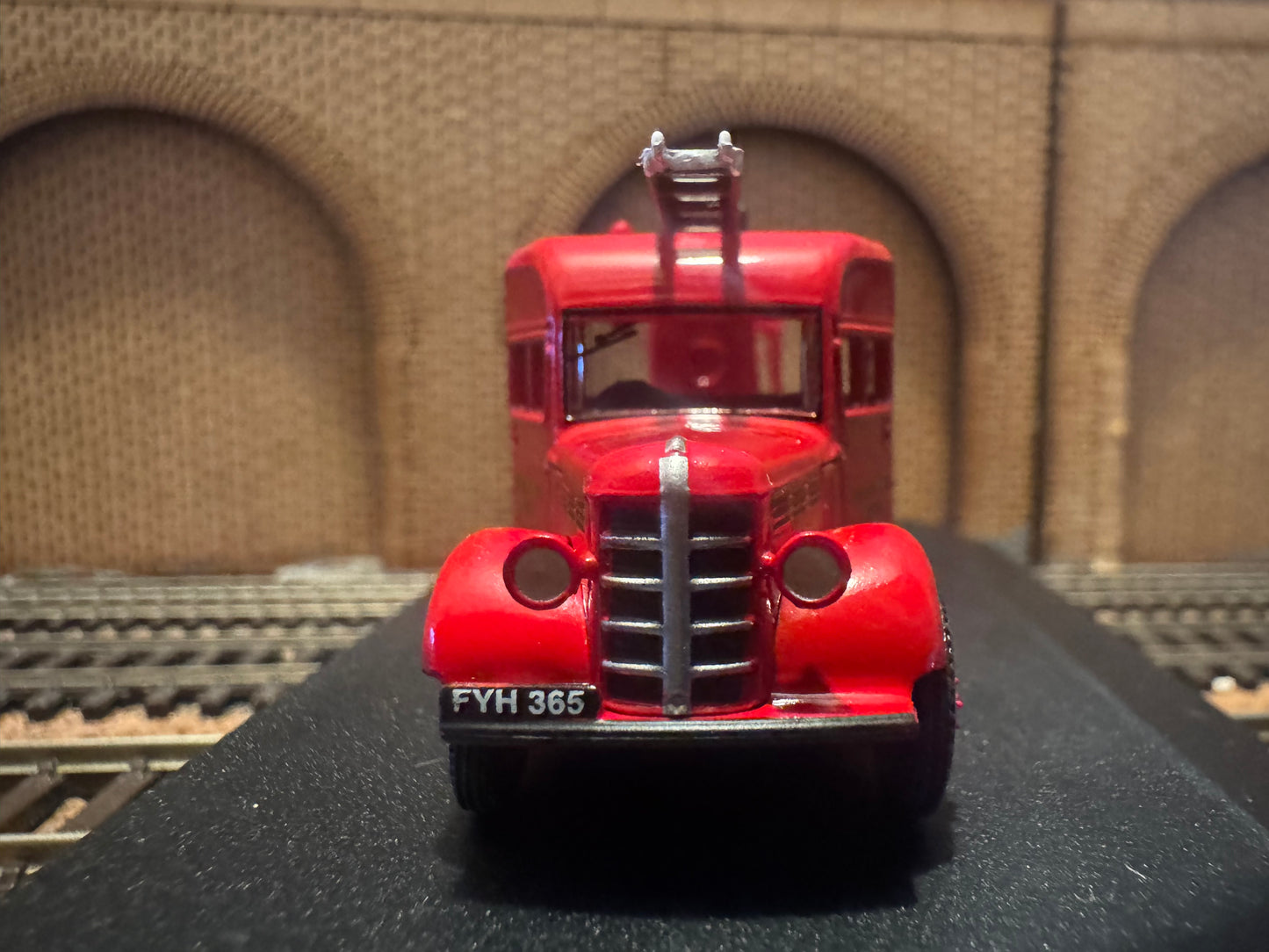Oxford Diecast 76BHF004 (OO / 1:76) Bedford WLG Heavy Unit, Fire Engine in Bertram Mills Circus Livery 