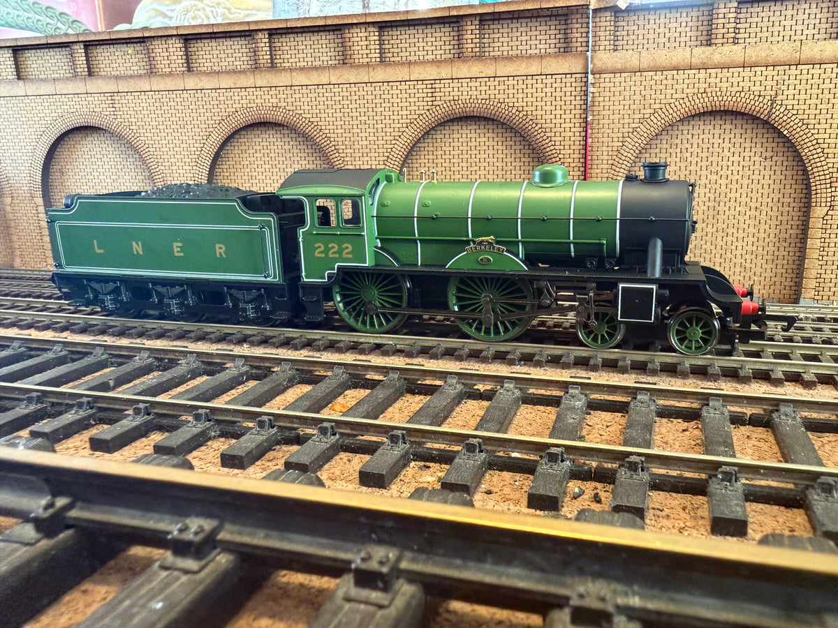 Hornby Railroad R3062 (OO) London North Eastern Railway D49 ‘Hunt Class’ No.222 “The Berkeley” in Pre War LNER Apple Green. DCC Ready 