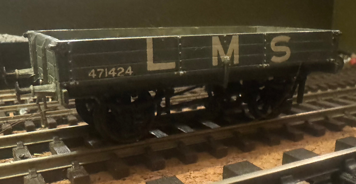 Parkside / Peco (OO) London Midland & Scottish Railway, Three Plank Open Wagon No.471424. In LMS Grey.