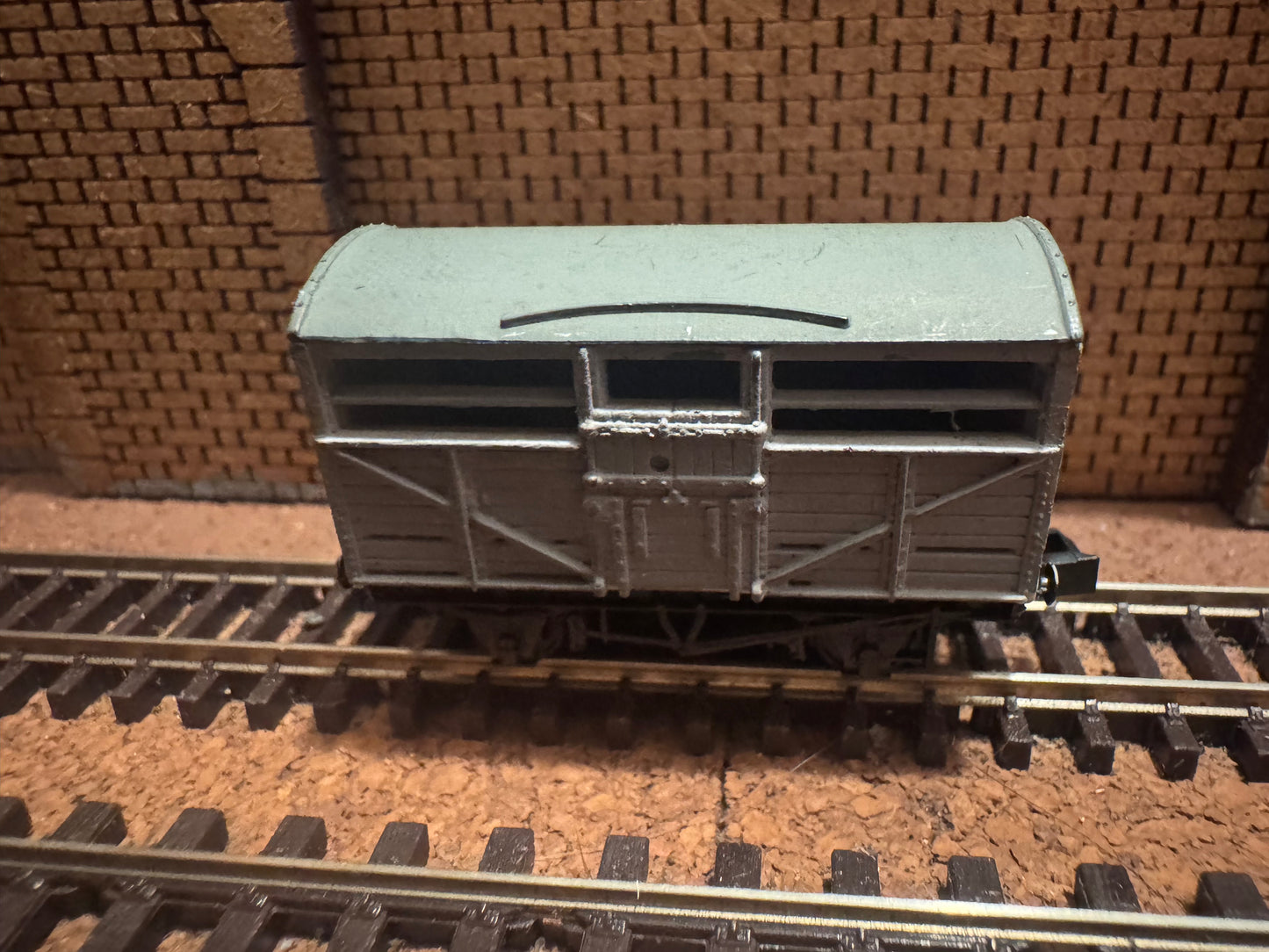 Peco KNR-45 (N Gauge) Cattle Wagon in Unbranded Grey 