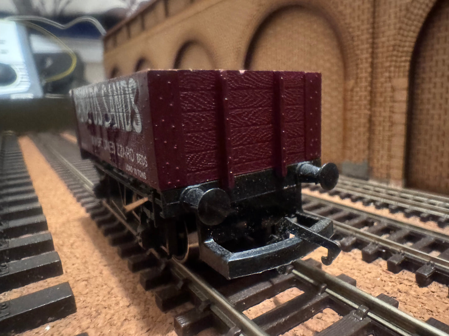 Hornby R.717 (OO) Arnolds Sands of Leighton Buzzard Five Plank Wagon.