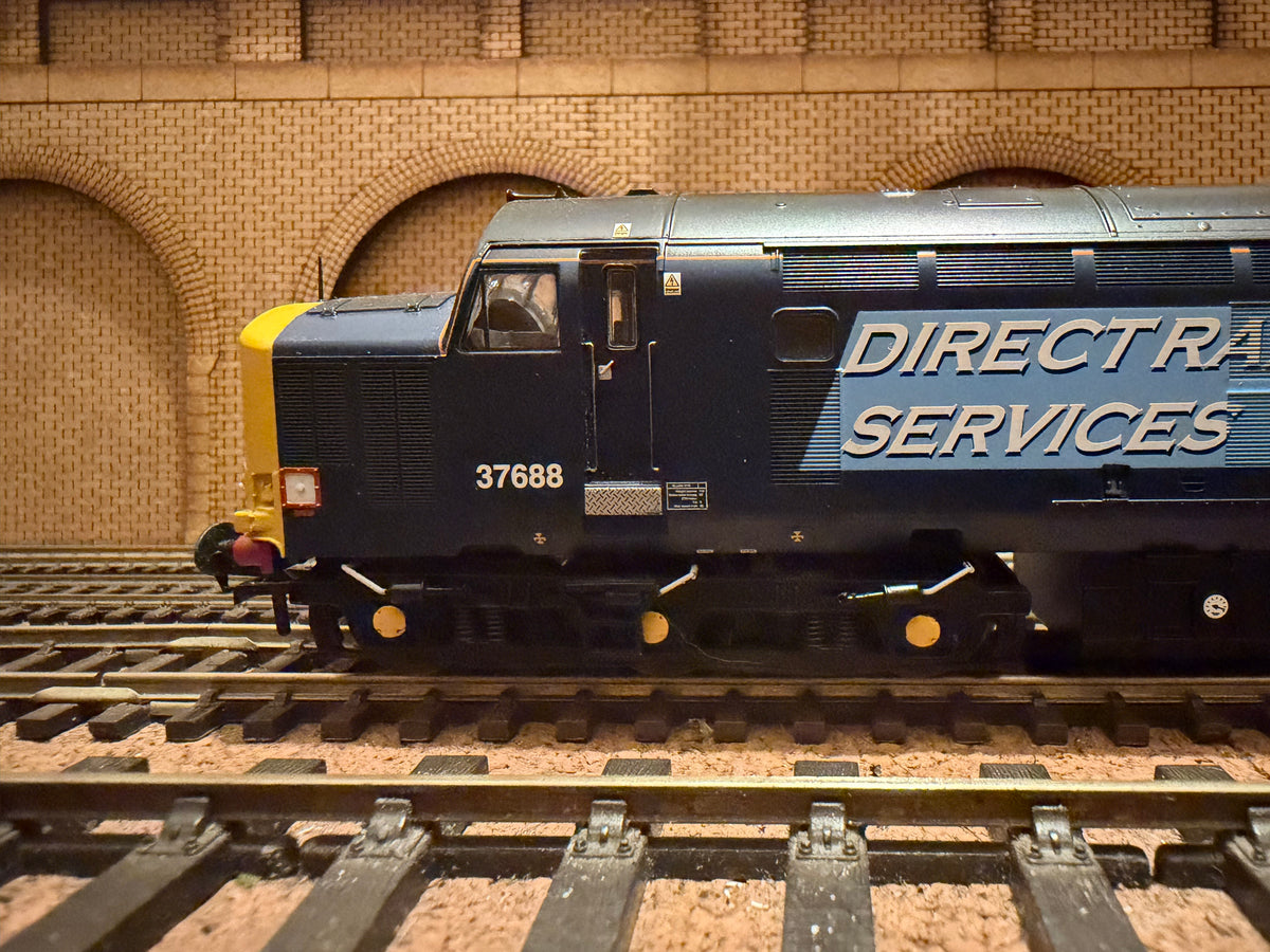 Bachmann 32-392 (OO) Ex BR Class 37/5 No.37688 “Kingmoor TMD” in Direct Rail Services Compass Livery. DCC Ready 
