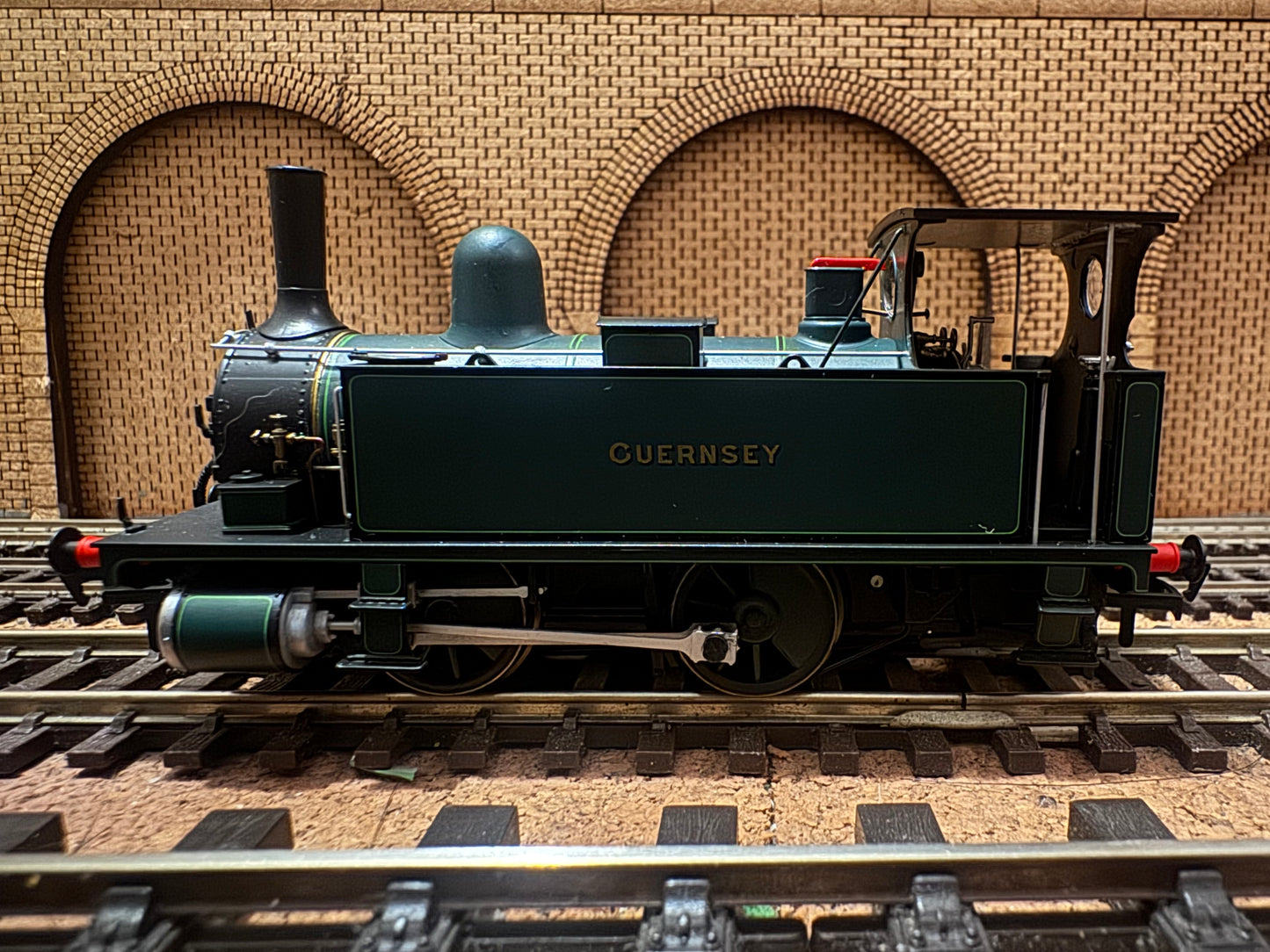 Dapol 4S-018-007 (OO) London South Western Railway B4 Dock Tank “Guernsey” in LSWR Southampton Docks Lined Dark Green. DCC Ready 